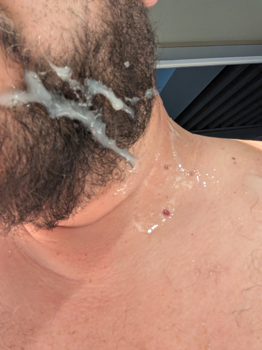 Ours1975's tweet photo. Il a fallu 5 jours pour y parvenir mais le beau barman de l'hôtel est enfin monté dans ma chambre me baiser et me doser la barbe https://t.co/yKolcztD2x