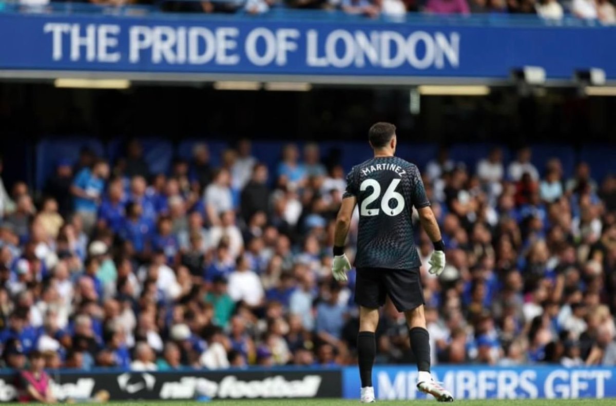 Emi_Martinez001's tweet photo. First day at the bridge. Proud to make my debut for @ChelseaFC! Thank you to all the fans for your support. Big three points!💙 https://t.co/tMLwwy6cJb