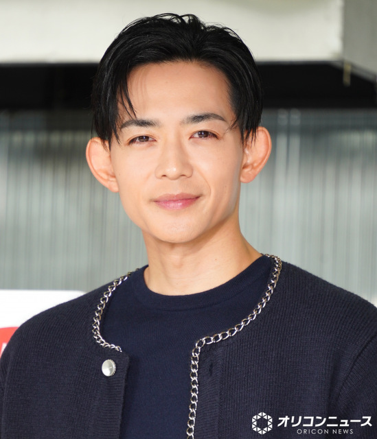 livedoornews's tweet photo. 【報告全文】竜星涼、16年間所属の事務所「研音」退所を発表
https://t.co/EoQCcgvwZM

■以下、報告全文

【ご報告】
この度、16年間お世話になった所属事務所を退所することとなりました。

まだ学生だった頃、学校が終わると事務所へ通い、レッスンを受ける毎日でした。右も左も分からず、ただ夢中で目の前のことに食らいついていたあの頃。気づけば成人し、一人の大人になり、16年という月日が経っていました。振り返れば、自分の青春の日々はいつもこの場所と共にあったように思います。嬉しかったことも、悔しかったことも、迷った時間も。そのすべてが今の自分をつくってくれました。

そして、この16年間で何よりも大きな財産になったのは、人との出会いです。この仕事を続けてこられたのも、決して自分一人の力ではありません。支えてくれた人、信じてくれた人、叱ってくれた人、背中を押してくれた人。一つひとつのご縁があって、今の自分があります。

ここでいただいたご縁、経験、そして受けた恩は、一生忘れません。たくさん悩み、考えた末に、これまで積み重ねてきたものを大切にしながら、ここからもう一度、自分自身と向き合い、挑戦していくことを決めました。これまでいただいた恩は、これからの仕事で返していきたいと思っています。

今後については、また改めてご報告させてください。16年間、本当にありがとうございました。これまでのご縁と感謝を胸に。これから先も挑戦する気持ちを忘れず、役者として、人として、自分らしく、まっすぐ歩いていきます。

これからもよろしくお願いいたします。

竜星涼
