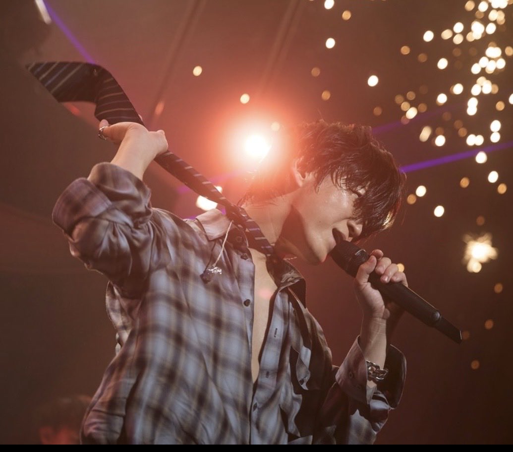 makiko223k's tweet photo. ジャケット脱いで素肌にネクタイも途中でタイを後ろに回してチョーカーにするのも　シャツはだけて右肩豆◯◯披露するのも亀梨くん天才です💖で、そのブルーのチェックのシャツ2着あるのね　1つは亀チャンネル外道チームの時のシャツだと今頃把握☺️
ラスト東京も楽しみ💕でも終わらないで🥹
#亀梨和也 https://t.co/kBN4DhZbJR