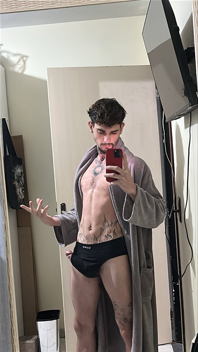 carveell's tweet photo. Mewtwo com o rabo na frente né? Tendi https://t.co/dVOX89Zk3O