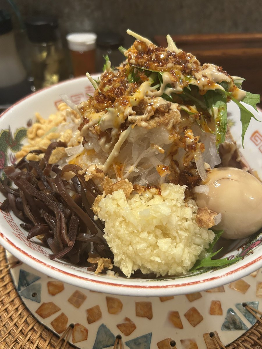 tabearuki3712's tweet photo. 雉虎さんのキジトラヒヤチュー幸多めニンニクアブラマシで食べ納め！

揚げ玉と一緒にだったりニンニクとヤサイ絡めつつだったり味玉と頬張りつつだったりチャーシューおかず感覚でだったりと食べ方変えながら美味しい逸品いただきました😋

味玉は入ってたかな？と思いつつサービスなら感謝です🙏 https://t.co/SomLP7MsNv