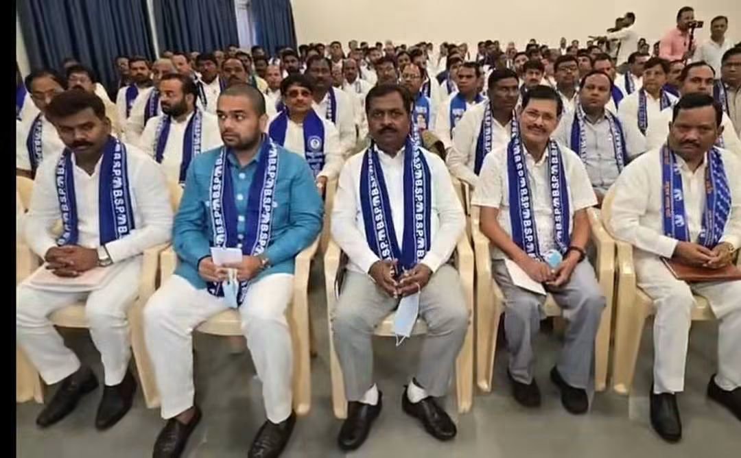 indiaonethink's tweet photo. आज़ बहुजन समाज पार्टी की प्रदेश स्तरीय बैठक में बसपा के दिवंगत विधायक माननीय #उमाशंकर_सिंह जी के पुत्र #प्रिंस_युकेश_सिंह जी शामिल हैं https://t.co/aAZOURH19Z