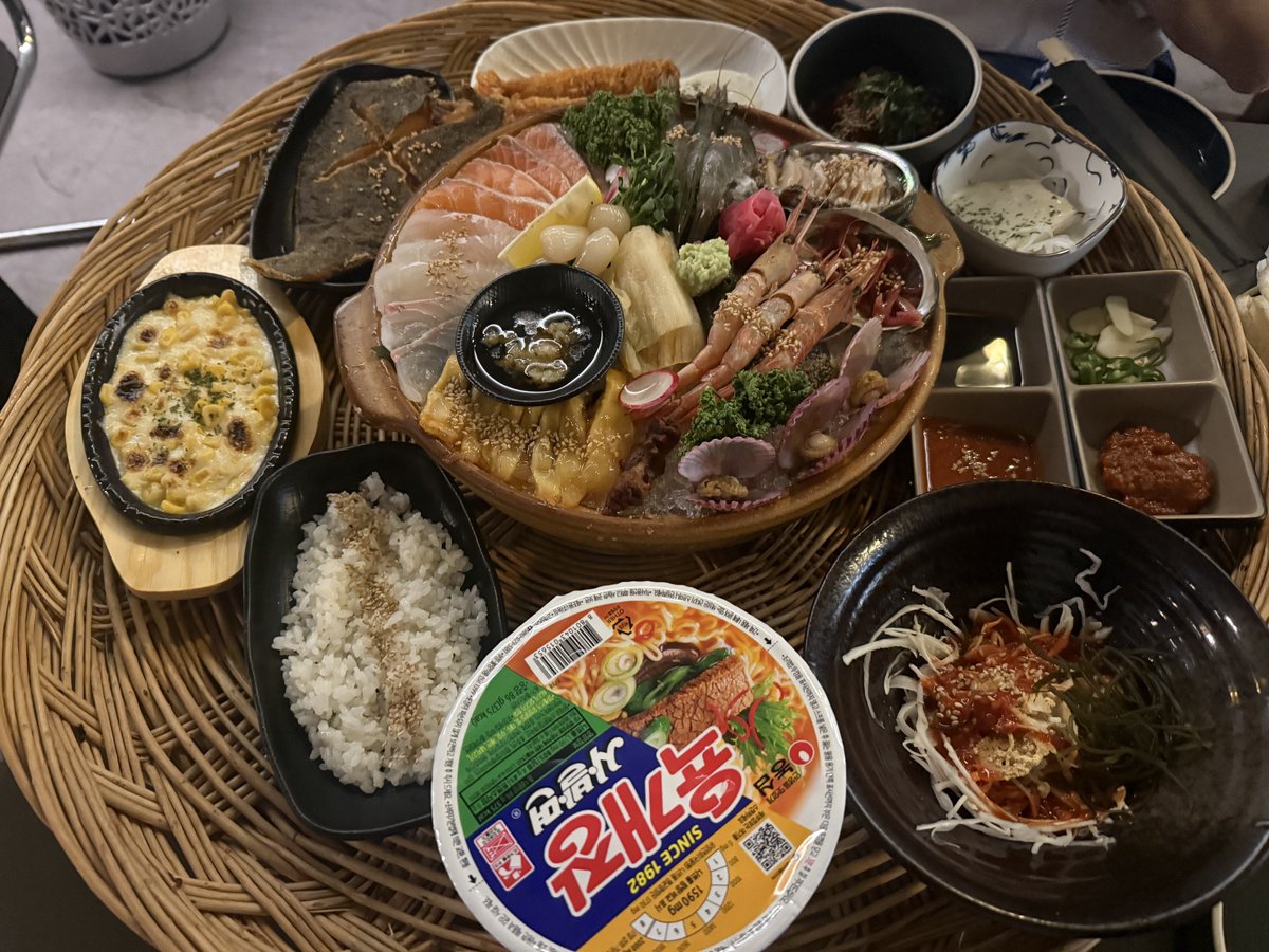 dmxbsusk's tweet photo. 친구가 ���랑하는데
컵라면의 부조화ㅋㅋ https://t.co/6KwTxHsVKb
