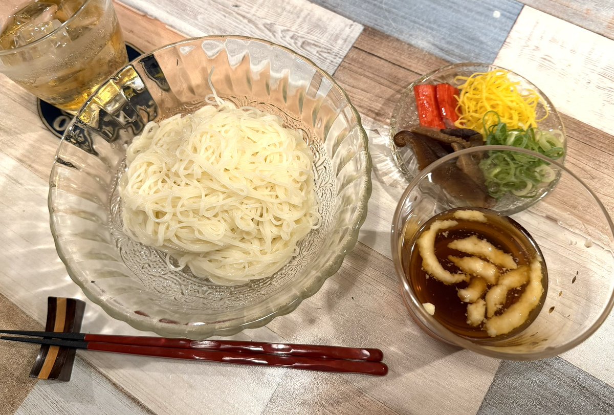 bullosaka's tweet photo. 8月31日  月曜日
葉月終わり長月になります、暑いけど夜が少し涼しくなってるようです。

Bull今宵も店内快適にして
19時オープンします。

涼みに来て下さいね❗️ https://t.co/24v81k4b00