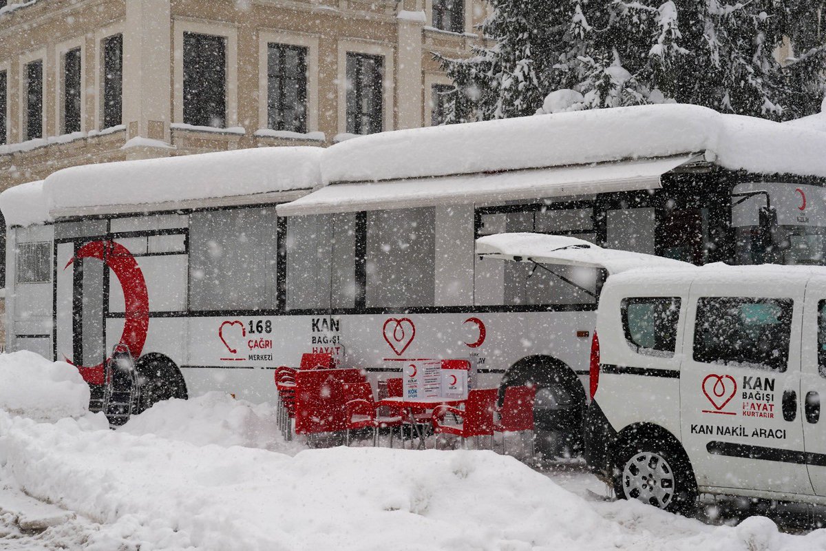 KanverOrg's tweet photo. 🩸 Her gün en az 300 noktada, iyilik için görev başındayız.
Türkiye’nin dört bir yanında ekiplerimiz, gönüllü kan bağışçılarımızla buluşmak için iyilik yolunda.
Şehirlerden ilçelere, meydanlardan kan bağışı noktalarına…
Her gün aynı umut için buluşuyoruz: Hayat kurtarmak. ❤️

📍 Size en yakın kan bağışı noktası için: https://t.co/att5XIobSh 

#CandanBağlıyız
