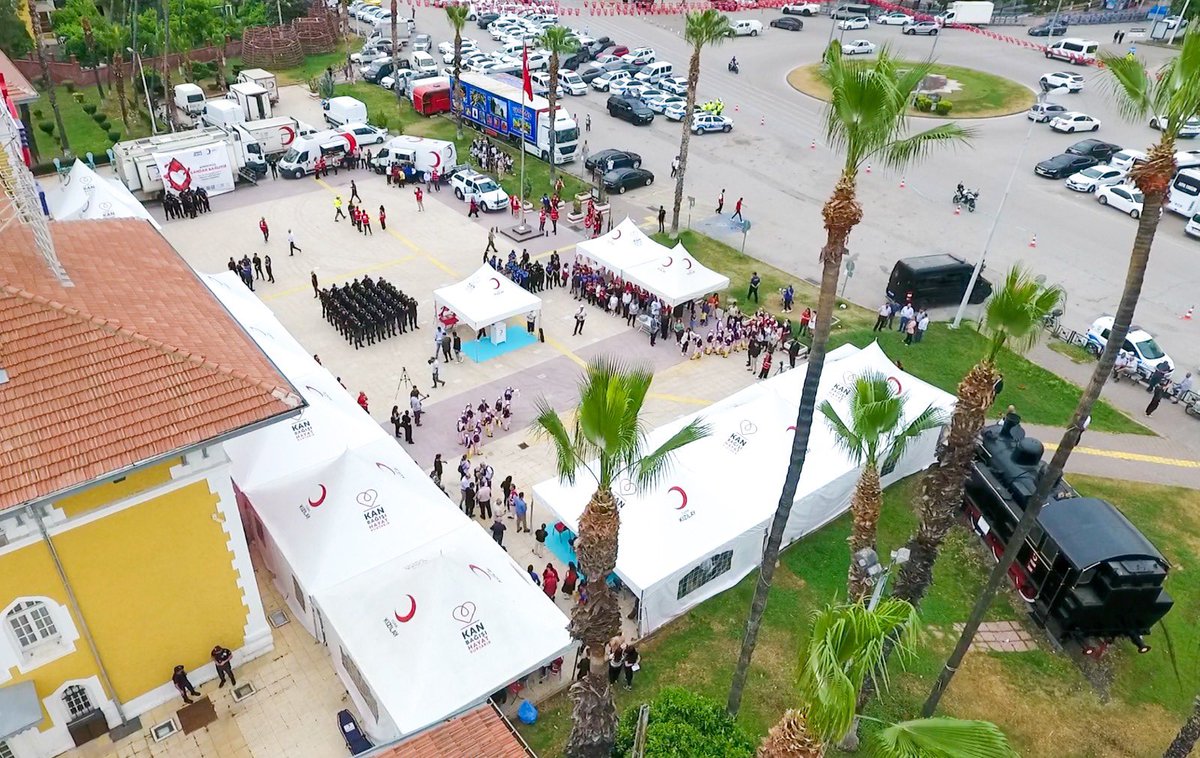 KanverOrg's tweet photo. 🩸 Her gün en az 300 noktada, iyilik için görev başındayız.
Türkiye’nin dört bir yanında ekiplerimiz, gönüllü kan bağışçılarımızla buluşmak için iyilik yolunda.
Şehirlerden ilçelere, meydanlardan kan bağışı noktalarına…
Her gün aynı umut için buluşuyoruz: Hayat kurtarmak. ❤️

📍 Size en yakın kan bağışı noktası için: https://t.co/att5XIobSh 

#CandanBağlıyız