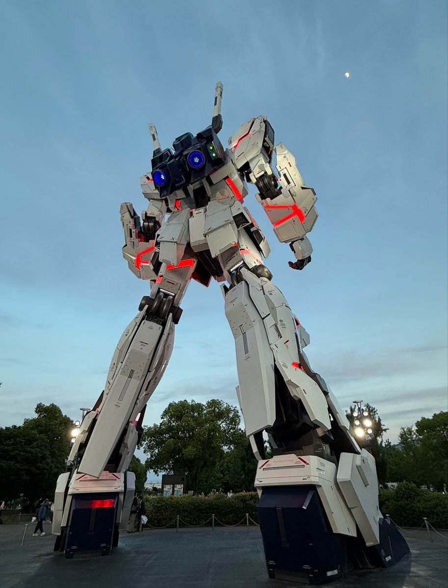 hakuikoyori's tweet photo. 本日8/31でお台場のユニコーンガンダムが展示終了。

9年間ありがとうユニコーン！！

何度も見に行ったかっこよくて美しい姿、忘れないよ(ᐡ •̥ ̫ •̥ ᐡ)
実は最後10日間の特別映像も見に行きました！
ファイナルセレモニーも映像で観た！最初の変形のとこだけで鳥肌&amp;涙🥲素晴らしかったのでぜひ！ https://t.co/WwugcIDEPM