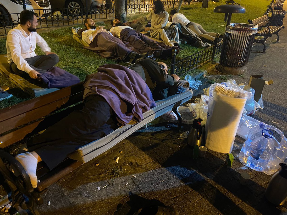 fhistandolu's tweet photo. Kardeşlerimizi alana kadar buradayız!

İstanbul Anadolu Furkan Hareketi mensupları olarak, hukuksuzca gözaltına alınan kardeşlerimiz için emniyet önünde bekleyişimizi sürdürüyoruz. 

 Emniyet Suçişliyor
DinDüşmanıKomite IşBaşında https://t.co/lP4phCsvA4
