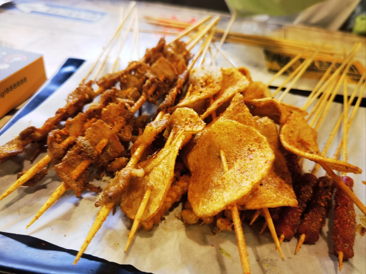 regiojjauuwlo's tweet photo. Crunchy fried sweet potato skewers, hot off the cart on the sidewalk! Perfect quick snack for a chill afternoon walk https://t.co/i90blGwV7M
