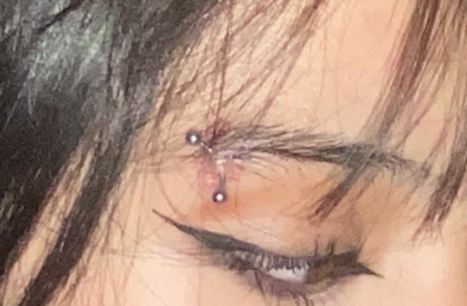 llkoockies's tweet photo. me dan mucha risa estas fotos, ignoren el delineado pero POR QUE NO SOLTABA ESE PIERCING YO COMO PODIA SALIR A LA CALLE ASI 😭😭😭😭 https://t.co/seRBXPVKrC