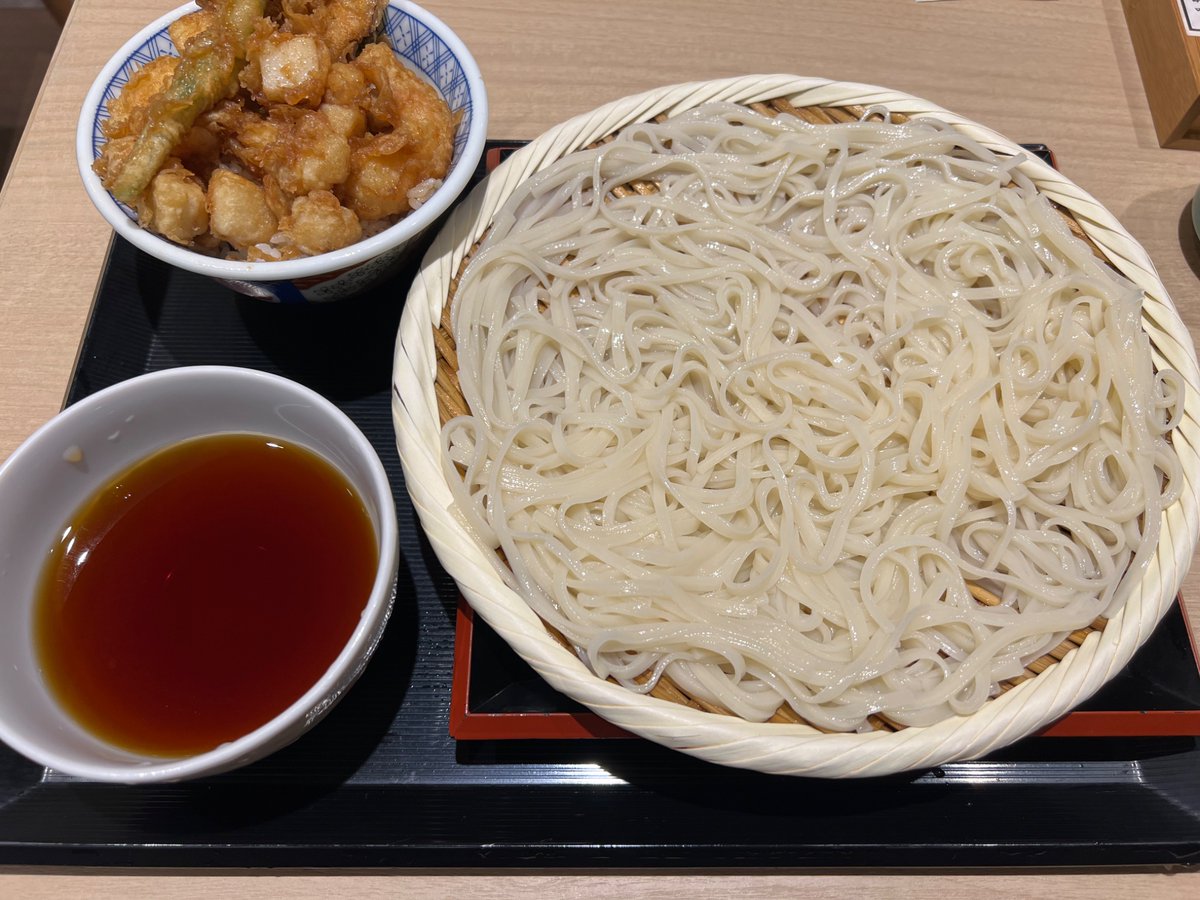 pocket0119's tweet photo. 8月31日(月)

買い
フジクラ

2銘柄で悩んだが日経の斜めラインで反発予想でフジクラへ。先月暴落してるのとアンソロピック上昇があるから暴落しづらい。綺麗な反発。

10時でトレード終わらせて金子半之助へ。天ばらめし美味しい。
帰りに猫がいたけど触らず。反射しててかわいい。 https://t.co/pisv2ipkzc