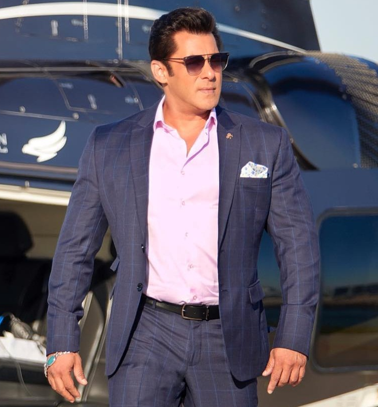Apna_Bollywood's tweet photo. Never forget peak Salman Khan stardom.

Race3 had DISASTROUS reviews. Made on 180Cr budget, yet it almost recovered budget by collecting 170Cr Net 8 years ago + $13M overseas. 🧨

Stardom kise kehte hain, #SalmanKhan ne dikhaya tha.

Today's stars can't even come close. https://t.co/DPPPs5KnRD