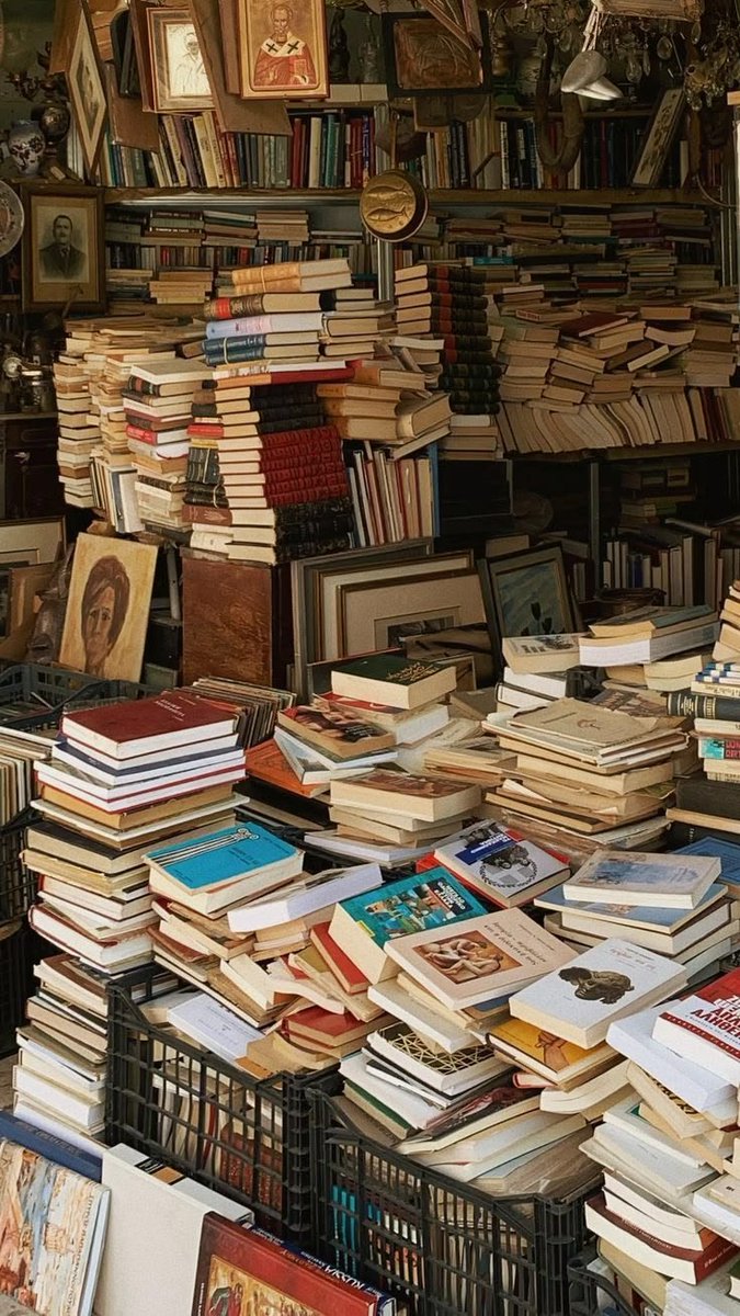 Aurielle007s's tweet photo. There's no friend as loyal as a book. https://t.co/T4RZMAXnqI