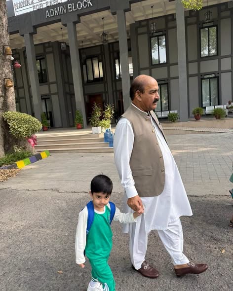 RanaSikandarH's tweet photo. ایم این اے رانا محمد حیات خان اپنے پوتے رانا شاہجہاں نثار کو اپنی تعلیمی زندگی کے سفر کے پہلے روز سرکاری سکول چھوڑنے خود گئے۔
#سرکاری_سکول_معیاری_سکول https://t.co/zHtb2RDSXc