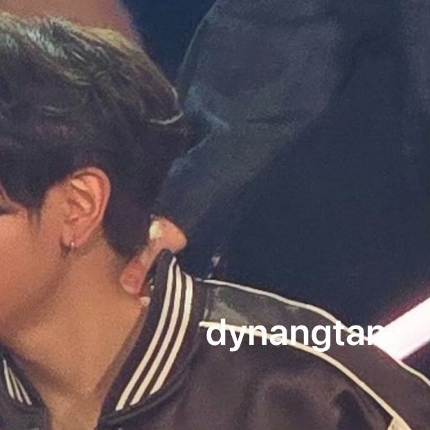 joongdunked's tweet photo. he wasn’t just putting his hand on joong’s neck, you can literally see the tips of his nails turning red. he was putting quite a bit of force into it. joong’s neck was actually being pressed in, and joong didn’t even flinch or react at all.

he’s used to this… choking. https://t.co/oU6V14vXvd