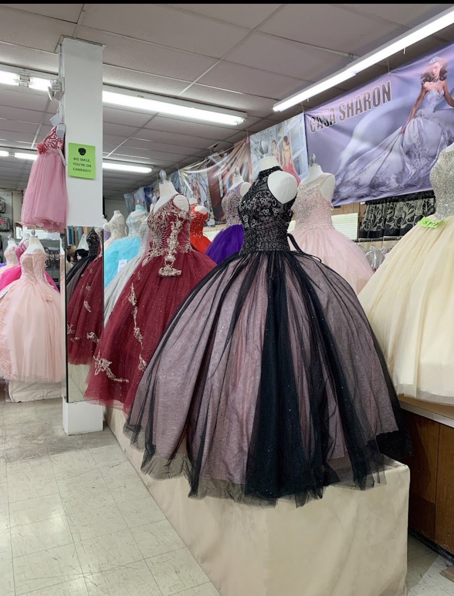 SweetKaprichosa's tweet photo. Casa Sharon: las jóvenes con pocos recursos se compran sus vestidos de Quinceañera, prom y eventos especiales a muy buen precio 

Me sorprende el comentario de la clasista que se junta con Ese y Karina que vienen de abajo y es de lo que tanto se cuelgan 

#LaCasaDeLosFamososMX https://t.co/LuTTJUdGtt