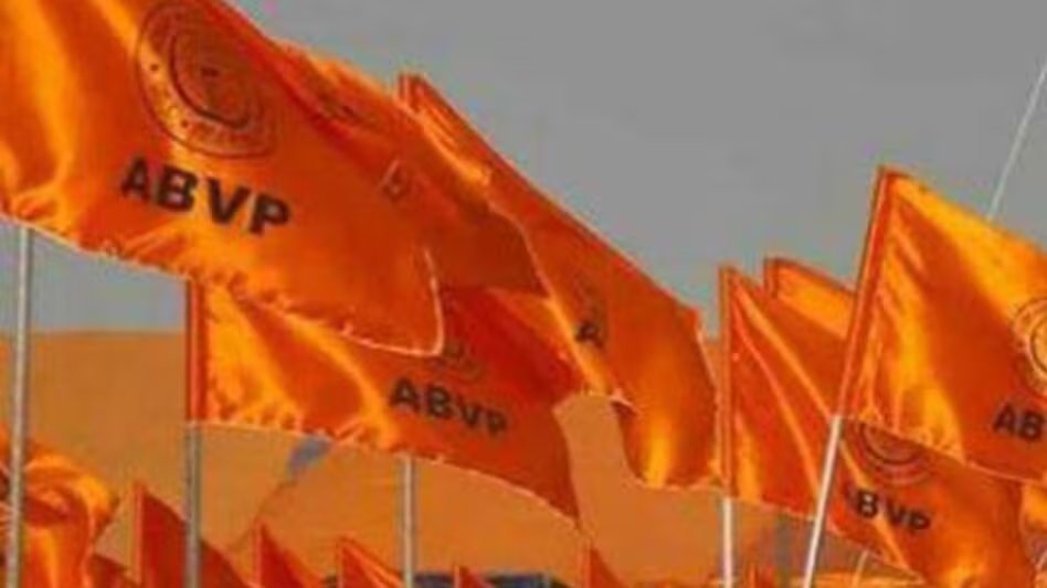 aajtak's tweet photo. PU में वोटिंग से पहले ABVP और SOI में गठबंधन, अकाली दल के छात्र संगठन ने दिया समर्थन

 चंडीगढ़ छात्र संघ चुनाव से एक दिन पहले ABVP और SOI के बीच चुनावी समझौता हुआ. SOI ने ABVP उम्मीदवारों के समर्थन और अपने समर्थकों को उनके पक्ष में जुटाने का फैसला किया है. SOI के अध्यक्ष पद के उम्मीदवार प्रणव का नामांकन उपस्थिति से जुड़े पात्रता विवाद के कारण खारिज हुआ था

पूरी ख़बर: https://t.co/9kZzVqTlZ1

#PUStudentElections #ABVP #SOI #PunjabUniversity | @kamaljitsandhu