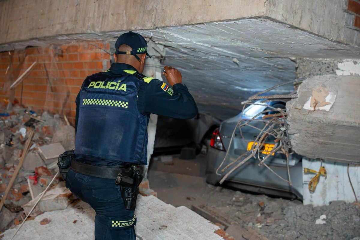 humanotv's tweet photo. Excelente que la @PoliciaCali por orden de la @AlcaldiaDeCali estén brindando #seguridad a los bienes de los caleños. Dios cuide buenos policías también. https://t.co/pLRGYenR5O