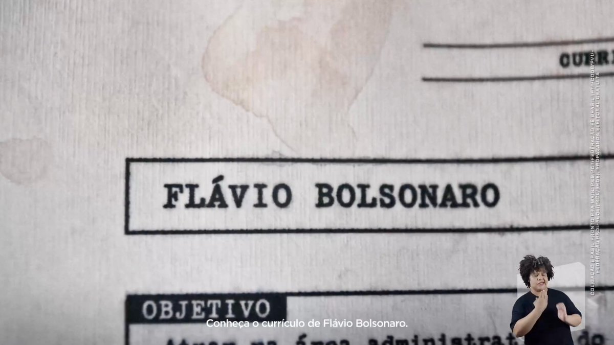 eixopolitico's tweet photo. 🇧🇷 TSE manda suspender propaganda da campanha do presidente Lula com “currículo” de Flávio Bolsonaro. Ministra Estela Aranha, indicada pelo próprio presidente para a Corte, considerou que “o conteúdo divulgado extrapola os limites da crítica política admissível”.

Segundo a decisão, a peça associava Flávio a organizações criminosas ao afirmar que ele estaria “denunciado por lavagem de dinheiro e organização criminosa” no caso das rachadinhas, mas a denúncia já foi arquivada e não houve condenação. A ministra também questionou a alegação de que ele teria sido “flagrado pela Polícia Federal” no caso Banco Master, chamando o termo de “tecnicamente incorreto”.