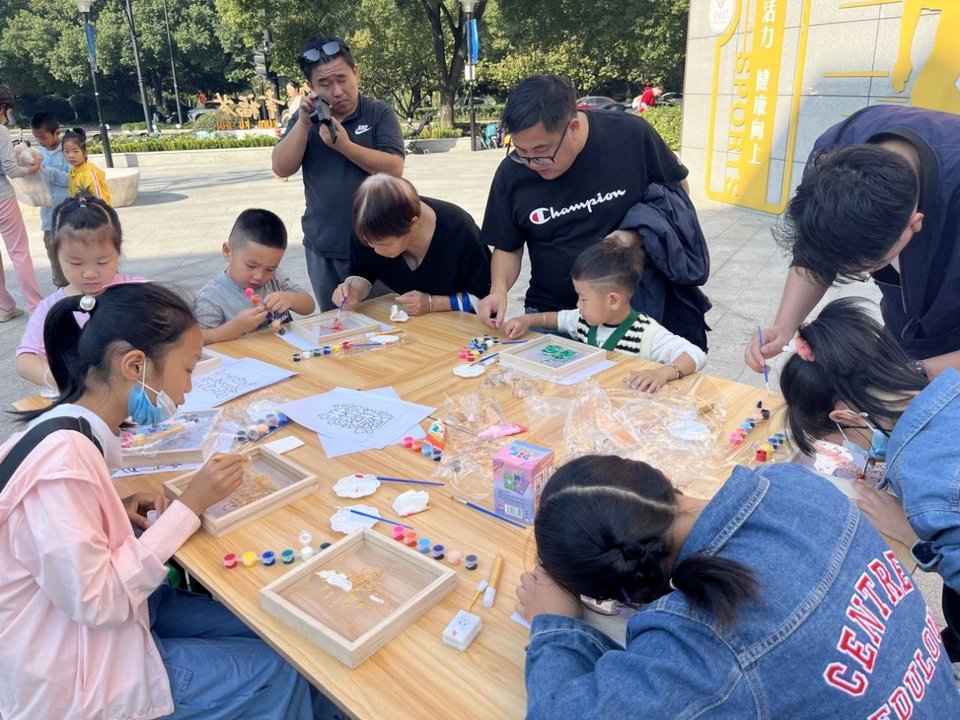 banyan74's tweet photo. [本周末社区亲子手工市集来啦！免费体验DIY香薰蜡烛、手绘帆布袋，还有旧物置换区，带娃、交好友两不误～本周六9点社区小广场不见不散！]， https://t.co/wAEL6TNkA0