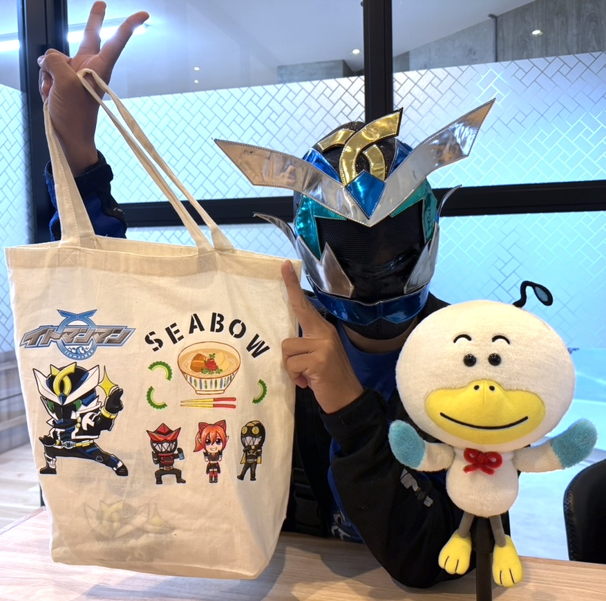 ryukyuprinters's tweet photo. おはしぼです🎵 #SEABOW 改め #琉球プリンターズ です。糸満の平和を守るヒーロー #イトマンマン @itomanman2021 が弊社に遊びにきてくれました😆 #しーぼーくん のことを「しー坊」と思っていたそうですwイトマンマンに会えて元気満々なしーぼーくんなのでした🎶
#企業公式相互フォロー #糸満市 https://t.co/KPxxdnNkvI