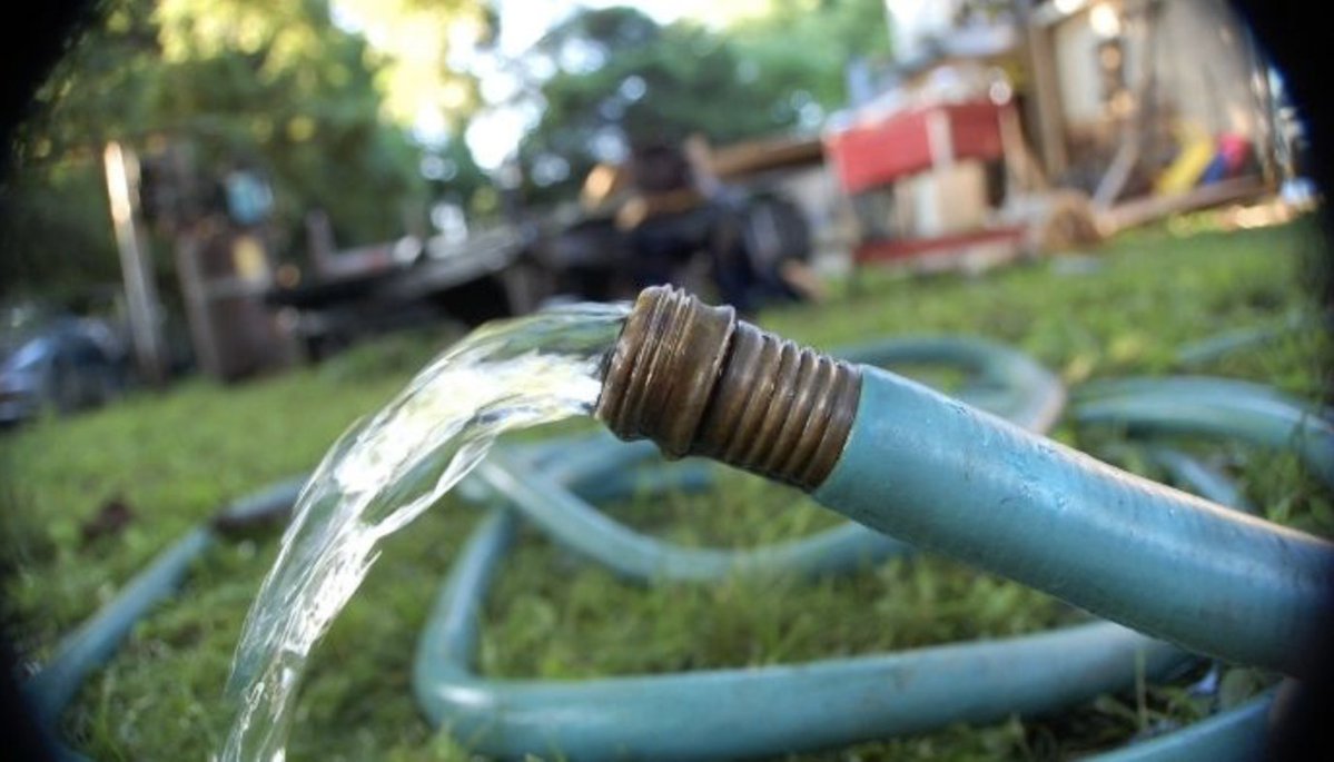 GenXFlashback's tweet photo. 'Sports drinks' in the '70s hit different. Just hadda make sure the chump kid drank first when that hose was baking on the driveway all day. https://t.co/klKseKNbBI