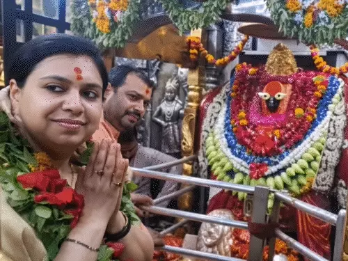 askshivanisahu's tweet photo. नौकरी से इस्तीफा देने वाली यूपी की IAS दिव्या मित्तल क्या चुनाव लड़ेंगी? राजनीतिक गलियारों में ऐसी चर्चा तेज हो गई है। मिर्जापुर में दिव्या सबसे ज्यादा समय तक जिलाधिकारी रहीं। यहां सांसद अनुप्रिया पटेल और यूपी सरकार में मंत्री आशीष पटेल से उनकी तनातनी रही।

कई बार दिव्या मित्तल ने कार्यक्रमों में उन्हें नहीं बुलाया, इसकी दोनों ने सरकार से शिकायत की, बाद में दिव्या को मिर्जापुर से हटा दिया गया था।

दिव्या को बस्ती भेजा गया, लेकिन उन्होंने वहां ज्वाइन नहीं किया। बाद में देवरिया की जिलाधिकारी बनीं तो यहां विधायक शलभमणि त्रिपाठी से भी नहीं बनी। इसके बाद उन्हें राजस्व परिषद भेज दिया गया। 

अब उन्होंने नौकरी छोड़ने का फैसला कर लिया है। इस फैसले के बाद सोशल मीडिया पर उनके राजनीति में प्रवेश, मिर्जापुर से चुनाव लड़ने की अलग-अलग वजहें भी बताई जा रही हैं।