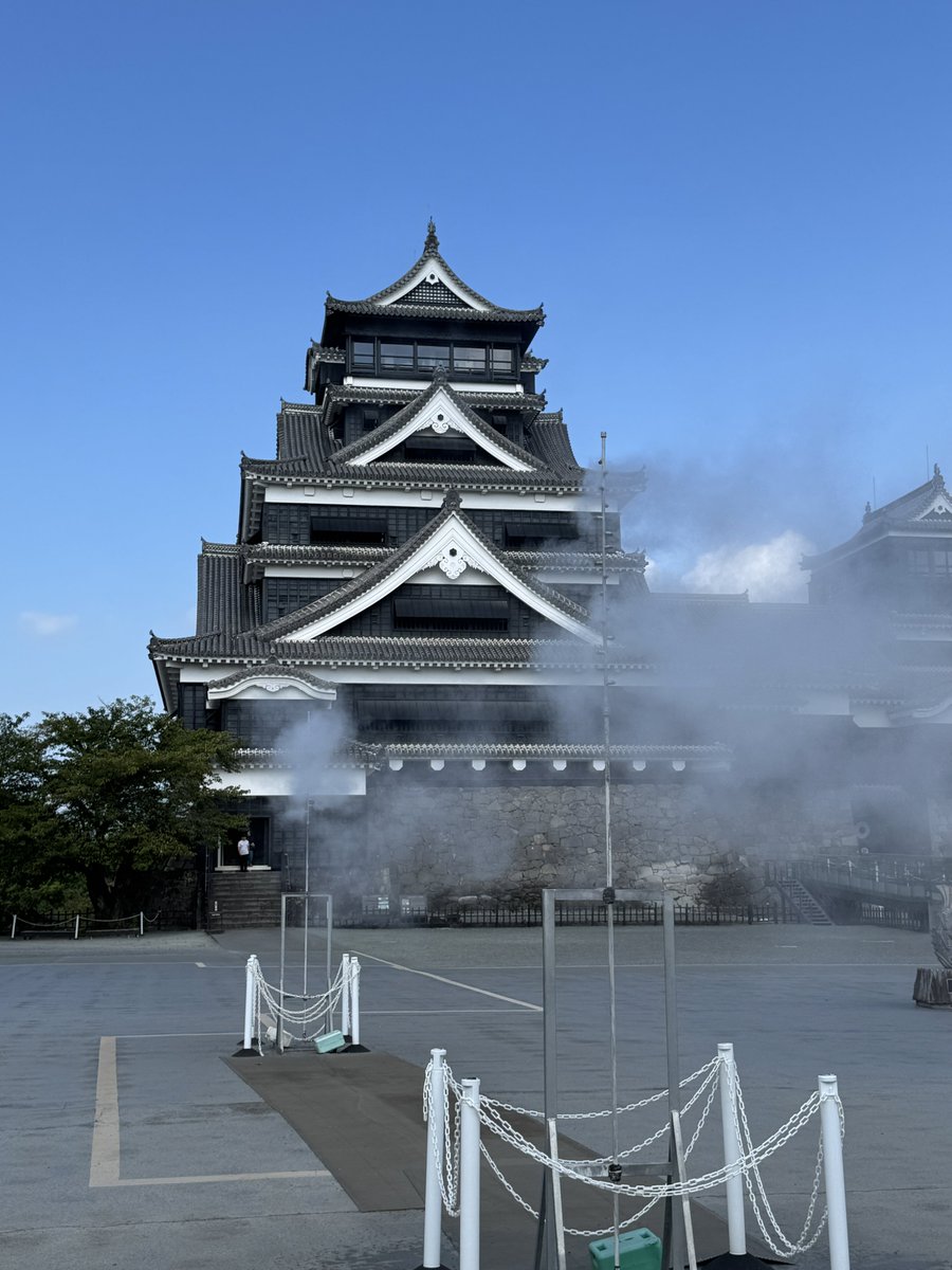 kumamoto_castle's tweet photo. 【ミストを設置しました！】
新たに、南口券売所および特別見学通路(二様の石垣付近)にミストを設置しました！
まだまだ暑い日が続きます。こまめな水分補給や休憩を取りながら、ミストで涼みつつ熊本城をお楽しみにください🏯 https://t.co/p8O1Xa2xED