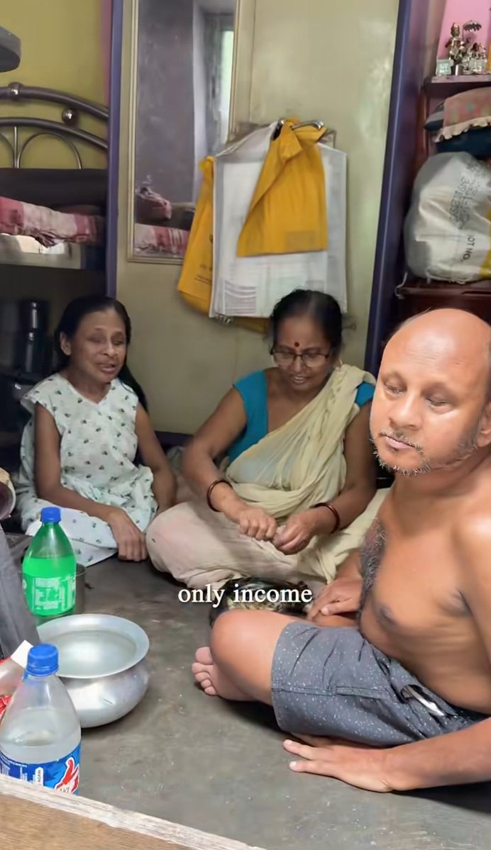desikishu's tweet photo. कोलकाता में रहने वाली 70 साल की करुणा घोष की कहानी सुनकर सबकी आँखें भर आईं

जिस उम्र में लोग आराम करते हैं, उस उम्र में वो आज भी 3 घरों में बर्तन-झाड़ू का काम करती हैं

क्यों? क्योंकि घर पर उनके दो बच्चे हैं 
जो उनका इंतजार करते हैं। बेटी 50 साल की 
और बेटा 40 साल का...Real news https://t.co/3bhXMdgwVd