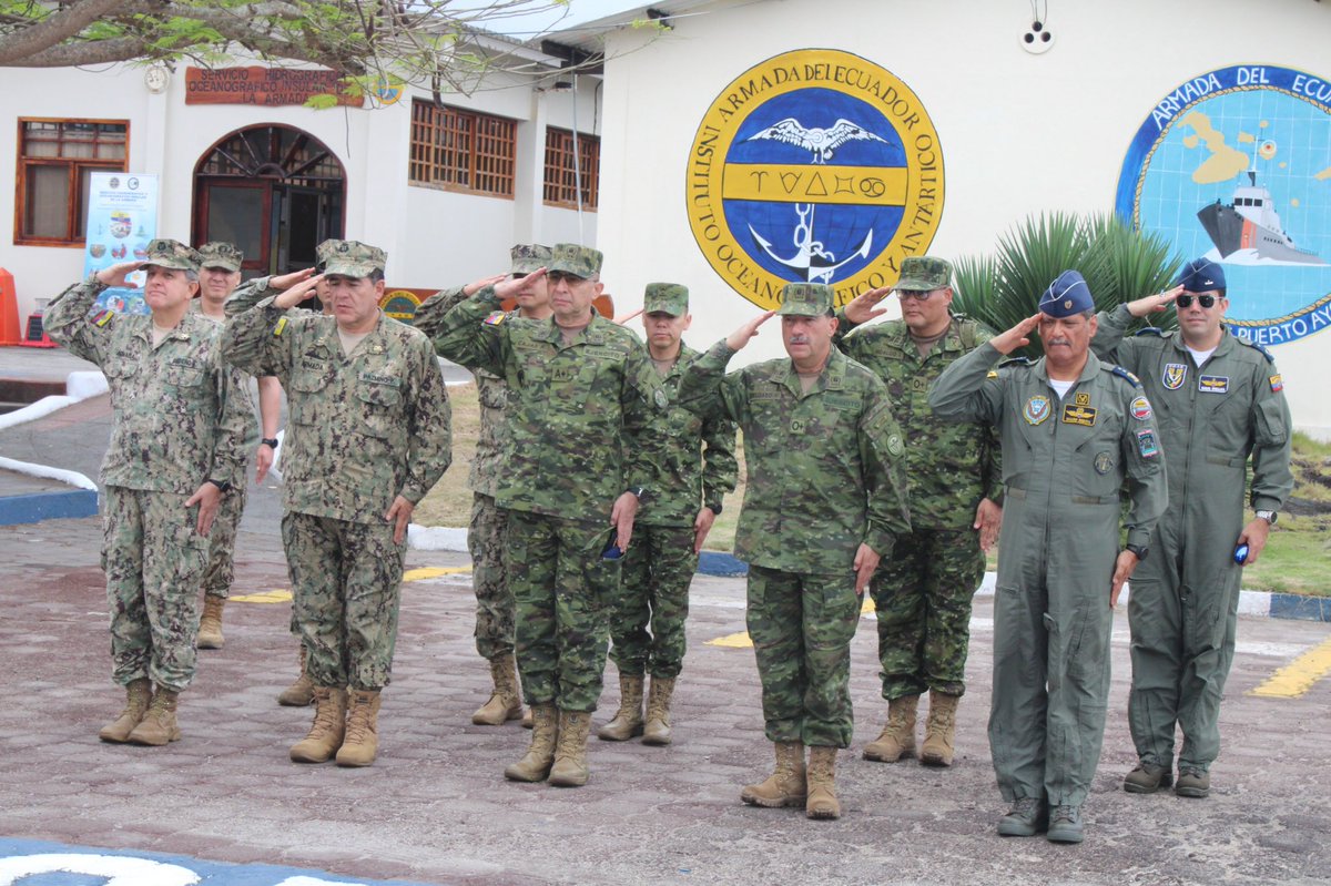 armada_ecuador's tweet photo. ⚓🇪🇨 AUTORIDADES NACIONALES Y EXTRANJERAS CONOCIERON LOS RESULTADOS DEL EJERCICIO MULTINACIONAL GALAPEX 2026

El señor Viceministro de Defensa Nacional, Roberto Quintero Amador, acompañado del Jefe del Comando Conjunto de las Fuerzas Armadas, autoridades navales del Ecuador y representantes de la Marina de Guerra del Perú, realizó una visita a la Capitanía de Puerto Ayora, en la isla Santa Cruz.

La comitiva fue recibida por el señor Contralmirante Ramiro Armijos Gallegos, Director Nacional de los Espacios Acuáticos, quien presentó los detalles sobre el desarrollo, avance y culminación del Ejercicio Multinacional GALAPEX-IV Edición 2026, así como los resultados de su fase final desarrollada en la isla Santa Cruz, Galápagos.

Este ejercicio multinacional fortalece la interoperabilidad, la cooperación regional y las capacidades de respuesta ante escenarios de seguridad y protección marítima, consolidando el compromiso conjunto de las naciones participantes con la seguridad del entorno marítimo y la protección de la Reserva Marina de Galápagos.

La Armada del Ecuador reafirma su compromiso de trabajar de manera conjunta con fuerzas amigas, fortaleciendo las capacidades operacionales para la defensa, seguridad y protección de nuestros espacios marítimos.

#GALAPEX2026  
#SiempreARumbo 
#YoSoyNaval

@DefensaEc 
@FFAAECUADOR