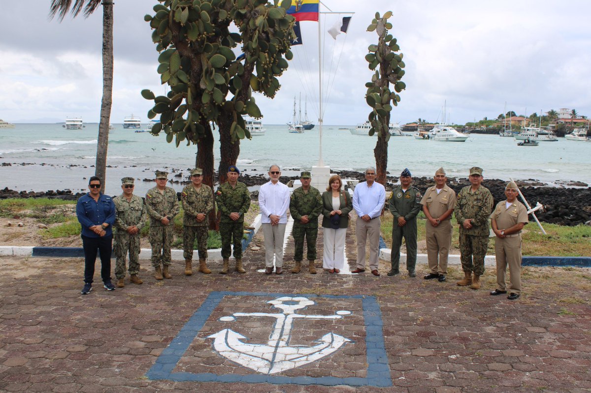 armada_ecuador's tweet photo. ⚓🇪🇨 AUTORIDADES NACIONALES Y EXTRANJERAS CONOCIERON LOS RESULTADOS DEL EJERCICIO MULTINACIONAL GALAPEX 2026

El señor Viceministro de Defensa Nacional, Roberto Quintero Amador, acompañado del Jefe del Comando Conjunto de las Fuerzas Armadas, autoridades navales del Ecuador y representantes de la Marina de Guerra del Perú, realizó una visita a la Capitanía de Puerto Ayora, en la isla Santa Cruz.

La comitiva fue recibida por el señor Contralmirante Ramiro Armijos Gallegos, Director Nacional de los Espacios Acuáticos, quien presentó los detalles sobre el desarrollo, avance y culminación del Ejercicio Multinacional GALAPEX-IV Edición 2026, así como los resultados de su fase final desarrollada en la isla Santa Cruz, Galápagos.

Este ejercicio multinacional fortalece la interoperabilidad, la cooperación regional y las capacidades de respuesta ante escenarios de seguridad y protección marítima, consolidando el compromiso conjunto de las naciones participantes con la seguridad del entorno marítimo y la protección de la Reserva Marina de Galápagos.

La Armada del Ecuador reafirma su compromiso de trabajar de manera conjunta con fuerzas amigas, fortaleciendo las capacidades operacionales para la defensa, seguridad y protección de nuestros espacios marítimos.

#GALAPEX2026  
#SiempreARumbo 
#YoSoyNaval

@DefensaEc 
@FFAAECUADOR
