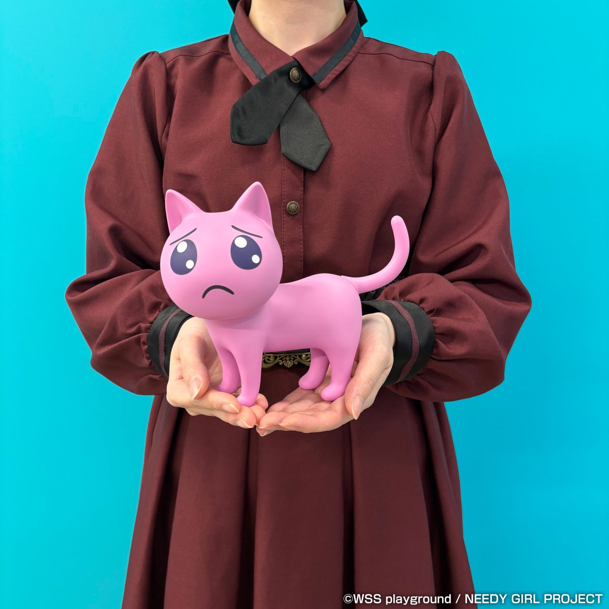 medicos_et_02's tweet photo. 【「ぴえん猫ソフビ」ただいまより受注受付開始✨】

アニメ「NEEDY GIRL OVERDOSE」
「ぴえん猫」ソフビフィギュア

全高15cm・全長19cmのほどよいサイズで立体化！

https://t.co/xAO0Q8v8sg

なめらかな質感で触り心地抜群！
お外に連れ出して、一緒にお出かけしても◎

3,960円(税込)にてお迎えいただけます！

#ニディガ