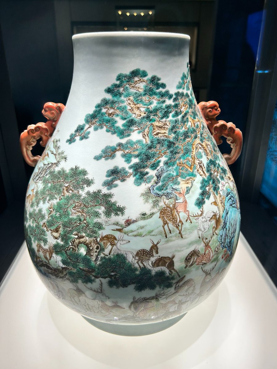 JCFC_Museum's tweet photo. 🏺 「磁器の都」景徳鎮を訪ねて⑥
――絵画のような粉彩磁器
前回ご紹介した粉彩は、花文や吉祥文などを豊かな色彩で描いた、華やかで装飾性の高い作品でした。

実は、景徳鎮の粉彩には、もう一つ魅力的な表現���あります。それは、中国絵画の山水画や花鳥画を、白い磁器の上に描いた作品です。🖌️

淡い色彩と繊細な筆づかいによって、磁器の上にまるで絵画のような世界が広がります。

📷 写真①②《粉彩獣耳百鹿尊》｜清代・乾隆
📷 写真③《粉彩九桃文天球瓶》｜清代・乾隆

そして、写真③の桃の文様に注目してください！🍑
実は、香港故宮文化博物館にも同じ桃文様の皿が収蔵されています。

📷 写真④《粉彩福寿桃文大皿》｜清代・乾隆
香港故宮文化博物館蔵　2023年撮影

同じ乾隆年間の作品。もしかして……セットだったらいいなぁ～😆🍑
そんな想像をしながら作品を見比べるのも、陶磁器鑑賞の楽しみの一つですね。✨

#景徳鎮 #陶磁器 #粉彩 #世界文化遺産 #博物館巡り