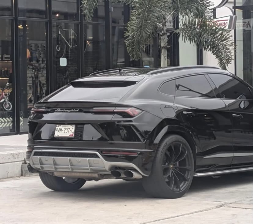 DiariodeMorelos's tweet photo. 🇲🇽👀 ¡De Morelos hasta Nigeria!

Un Rolls-Royce Cullinan y un Lamborghini Urus fueron captados circulando en Lagos, Nigeria, pero un detalle llamó la atención: ambos portan placas de Morelos. 🚘🌍 https://t.co/kqSdm4K6dh