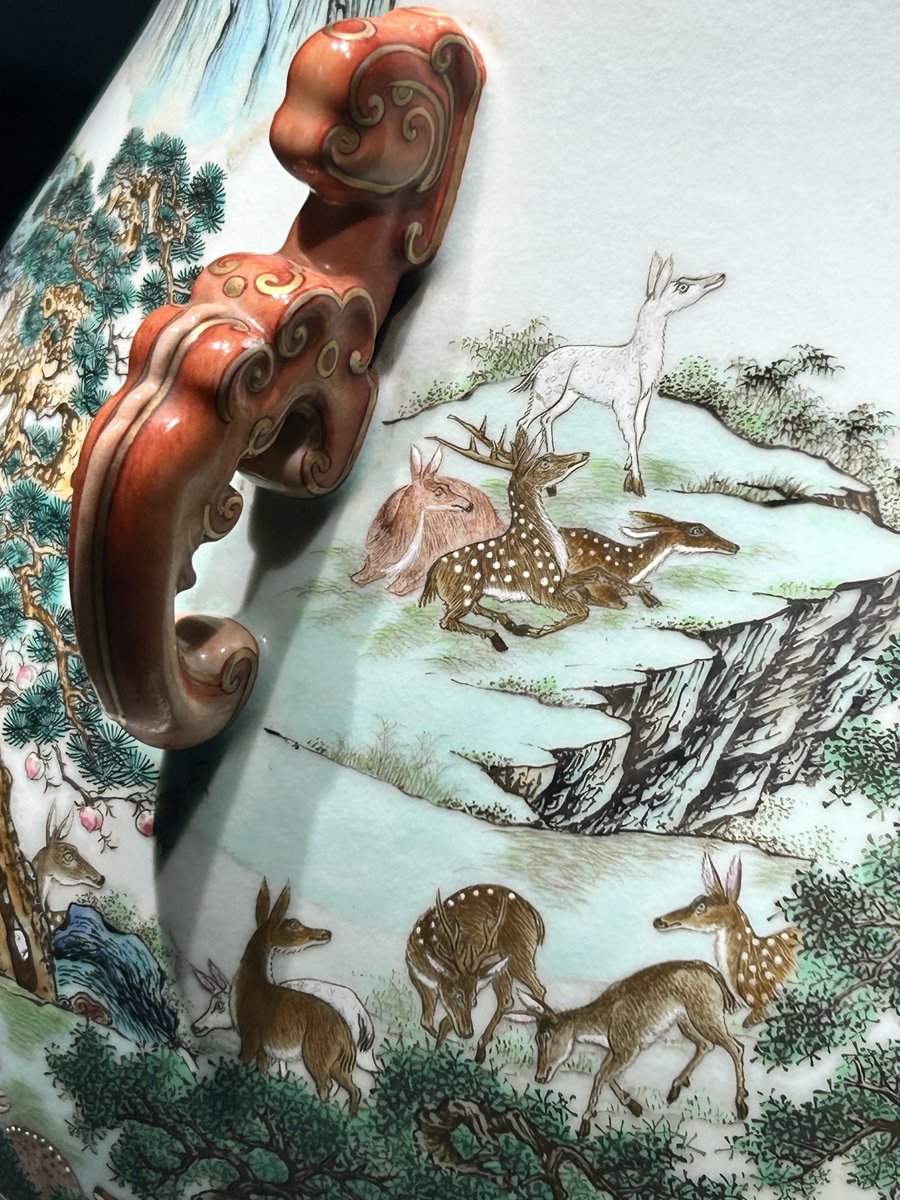 JCFC_Museum's tweet photo. 🏺 「磁器の都」景徳鎮を訪ねて⑥
――絵画のような粉彩磁器
前回ご紹介した粉彩は、花文や吉祥文などを豊かな色彩で描いた、華やかで装飾性の高い作品でした。

実は、景徳鎮の粉彩には、もう一つ魅力的な表現���あります。それは、中国絵画の山水画や花鳥画を、白い磁器の上に描いた作品です。🖌️

淡い色彩と繊細な筆づかいによって、磁器の上にまるで絵画のような世界が広がります。

📷 写真①②《粉彩獣耳百鹿尊》｜清代・乾隆
📷 写真③《粉彩九桃文天球瓶》｜清代・乾隆

そして、写真③の桃の文様に注目してください！🍑
実は、香港故宮文化博物館にも同じ桃文様の皿が収蔵されています。

📷 写真④《粉彩福寿桃文大皿》｜清代・乾隆
香港故宮文化博物館蔵　2023年撮影

同じ乾隆年間の作品。もしかして……セットだったらいいなぁ～😆🍑
そんな想像をしながら作品を見比べるのも、陶磁器鑑賞の楽しみの一つですね。✨

#景徳鎮 #陶磁器 #粉彩 #世界文化遺産 #博物館巡り