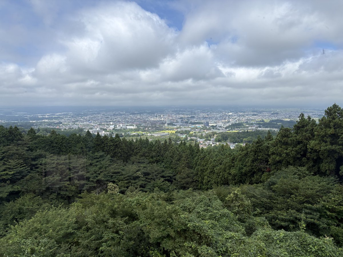 Fujimatsucafe's tweet photo. 今日もあいにくのパッとしないお天気☁️
富士山も雲の中で、ちょっぴり残念です🥹

そんな日でも、富士松カフェは元気に営業中です☕️✨
ドリンクやデザートをご用意して、皆さまのお越しをお待ちしています🍰🥤

ぜひ富士松カフェで、ゆっくりひと息ついていってください😊💕
#カフェ https://t.co/43lXZqi5jv
