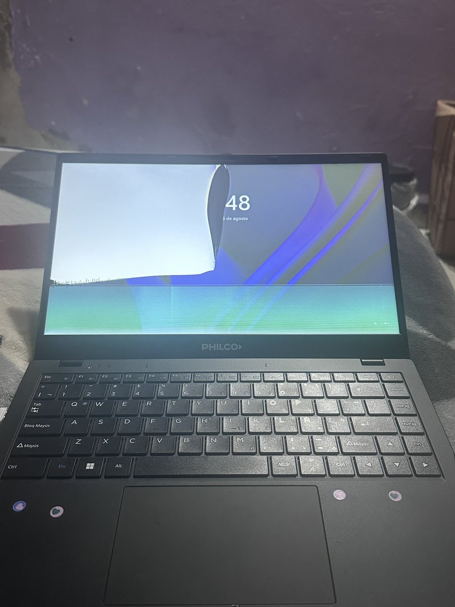 a_delrio99's tweet photo. Si alguien sabe cómo puedo arreglar bien la pantalla de la computadora que me la reventaron cuando quisieron robarme en la calle, les agradezco la ayuda 😭 https://t.co/wiQzoqFeF7