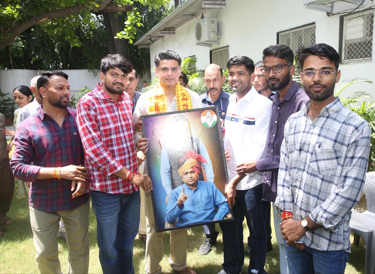 RoopsinghAwana's tweet photo. कल माननीय श्री सचिन पायलट साहब से आत्मीय मुलाकात का अवसर मिला। इस दौरान स्वर्गीय श्री राजेश पायलट साहब की स्मृति स्वरूप उनकी तस्वीर भेंट की।

सचिन पायलट साहब का सरल, सहज एवं आत्मीय व्यवहार हमेशा प्रेरणादायी रहता है।

@SachinPilot @OPKasana_ @Jp_Patel_1 @INCRajasthan @INCIndia https://t.co/5SGQJo7jlQ