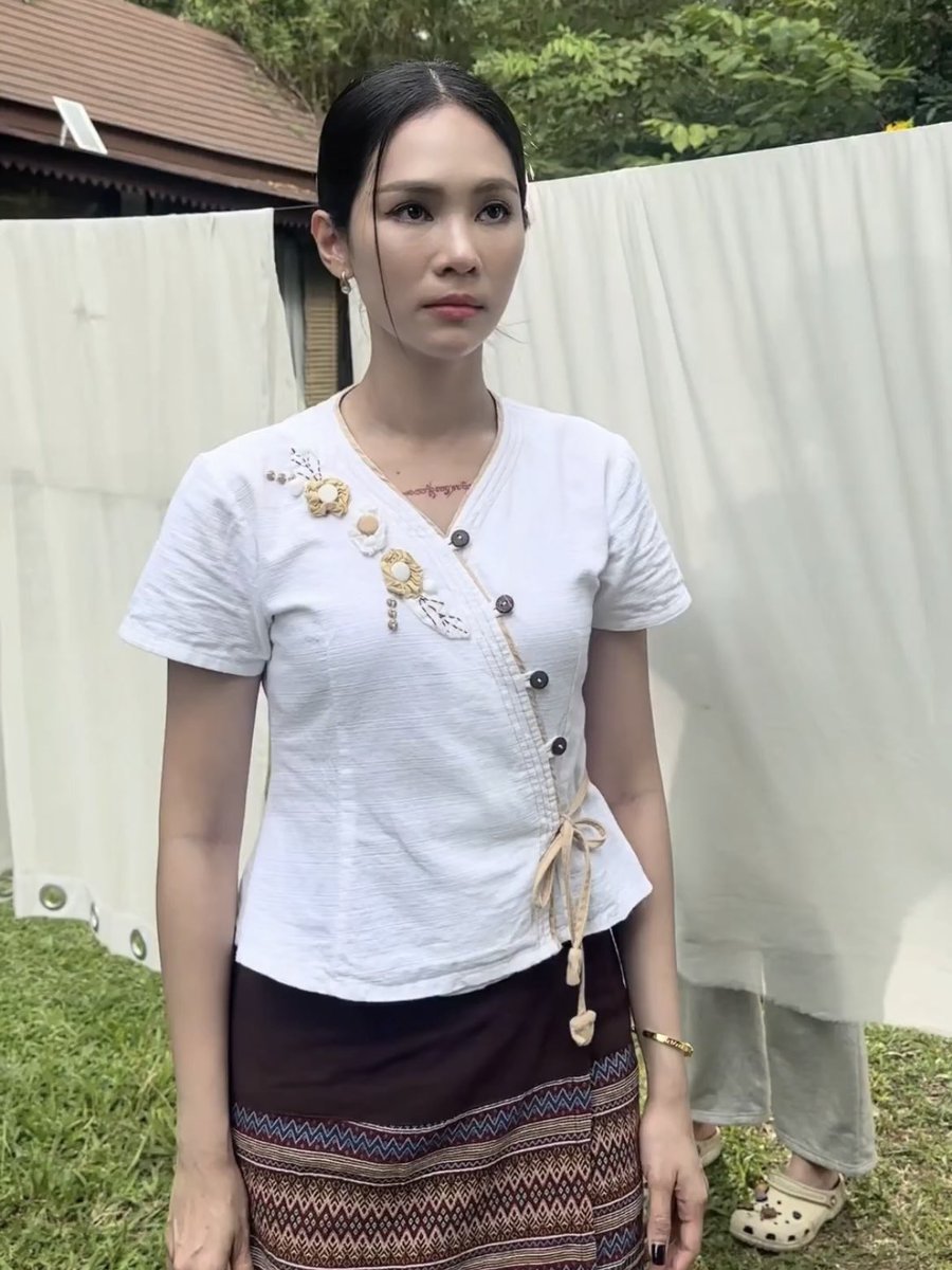 fairyrikka's tweet photo. “ หน้ากูมันดูเหมือนเล่นสนุกอยู่หรือไง หากไม่เต็มใจช่วยแล้วกูจะปิดสำนักทำไม คนที่เข้ามาขัดพิธีกู ถ้าไม่ใช้คนที่กูต้องการมากถึงขนาดนี้ กูไล่ตะเพิดมึงไปแล้ว มิหนำซ้ำมึงอาจจะกลับไม่ถึงบ้าน เพียงเพราะกูยอมให้ก็อย่าได้ถือดีกับกูนัก ถ้ามึงมีคนรักอยู่แล้วก็ไปให้พ้นหน้ากูเสีย อย่ามาให้เห็นอีก ”

KHOM KHLANG Q17
#ข่มขลังคิว17