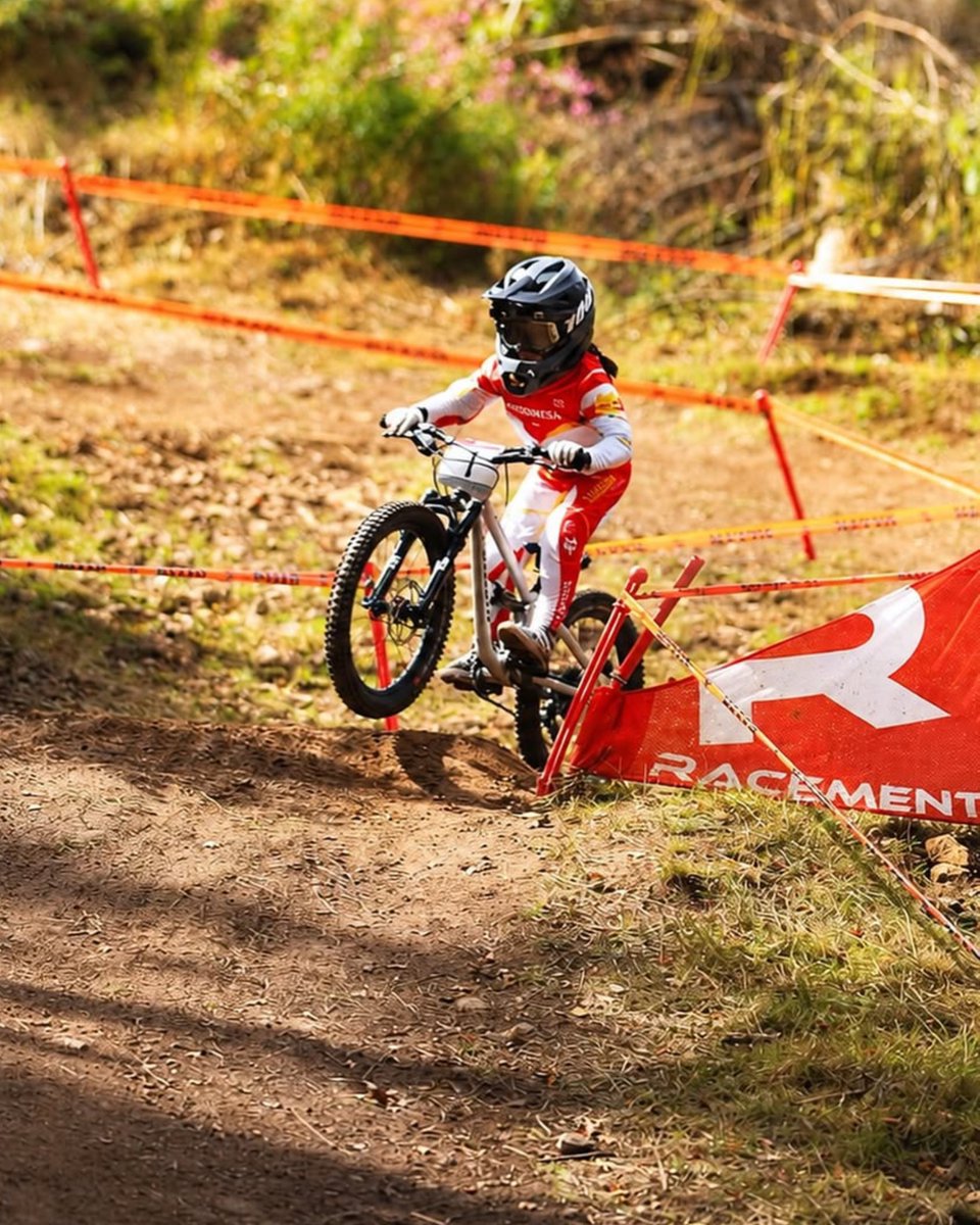 kabarsports_id's tweet photo. International Kids Cup Downhill 2026

Raesha Azriyan (6 tahun) berhasil meraih gelar juara dalam event downhill usia dini yang berlangsung di Ilmenau, Jerman.

Selamat atas prestasinya👏

#Downhill #MountainBike https://t.co/vvKqxCDTKU