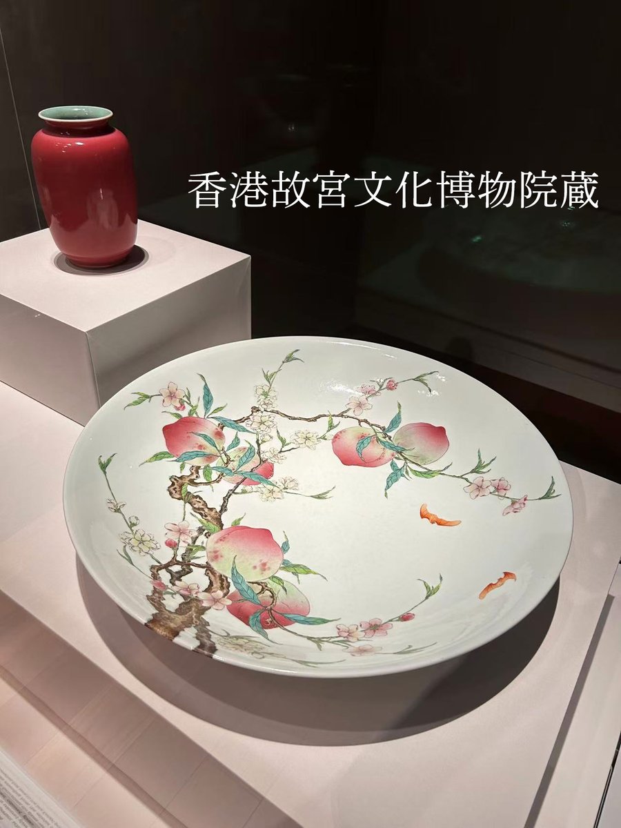 JCFC_Museum's tweet photo. 🏺 「磁器の都」景徳鎮を訪ねて⑥
――絵画のような粉彩磁器
前回ご紹介した粉彩は、花文や吉祥文などを豊かな色彩で描いた、華やかで装飾性の高い作品でした。

実は、景徳鎮の粉彩には、もう一つ魅力的な表現���あります。それは、中国絵画の山水画や花鳥画を、白い磁器の上に描いた作品です。🖌️

淡い色彩と繊細な筆づかいによって、磁器の上にまるで絵画のような世界が広がります。

📷 写真①②《粉彩獣耳百鹿尊》｜清代・乾隆
📷 写真③《粉彩九桃文天球瓶》｜清代・乾隆

そして、写真③の桃の文様に注目してください！🍑
実は、香港故宮文化博物館にも同じ桃文様の皿が収蔵されています。

📷 写真④《粉彩福寿桃文大皿》｜清代・乾隆
香港故宮文化博物館蔵　2023年撮影

同じ乾隆年間の作品。もしかして……セットだったらいいなぁ～😆🍑
そんな想像をしながら作品を見比べるのも、陶磁器鑑賞の楽しみの一つですね。✨

#景徳鎮 #陶磁器 #粉彩 #世界文化遺産 #博物館巡り