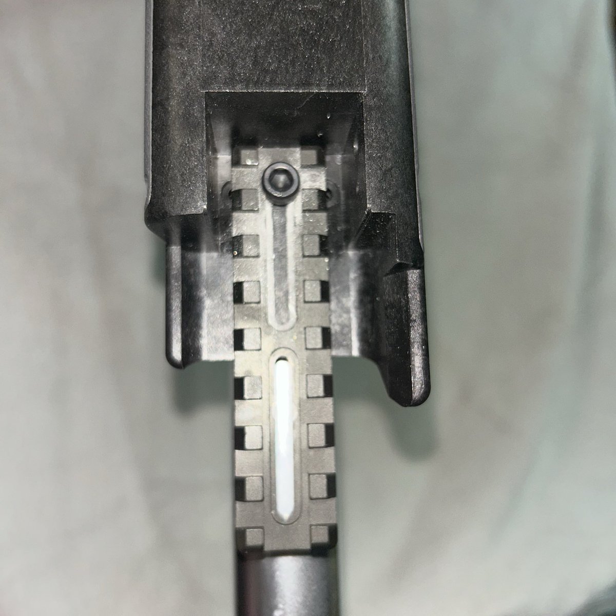 yass1911's tweet photo. #エアガン　#APS
APS SR-2のアウターバレルをクローム塗装してみたけど数年ぶりの塗装作業だったので仕上がりがブッサイクになりましたわよ😭
ついでにバイポッドも取り付けてみましょ、ベースの20㎜レールの取り付け方法は2枚目の画像のように取り付けています結構しっかり固定されています https://t.co/dRTVpna9Sj