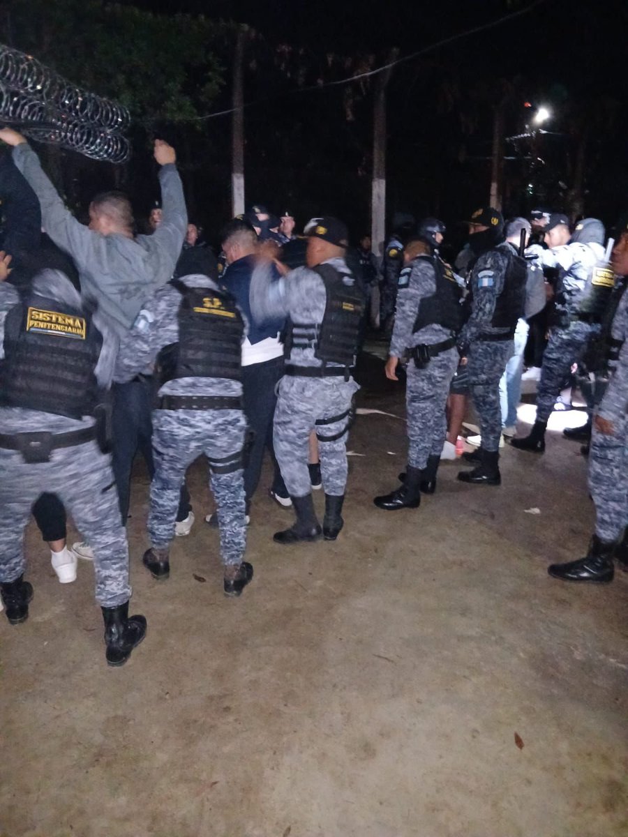 _SPGuatemala's tweet photo. Operativo liderado por Fuerza Élite y órganos de control de la #DGSP, realiza requisa focalizada en sector 1 de Granja de Rehabilitación Pavón. #ControlyOrden https://t.co/qnR3dc3Ioz