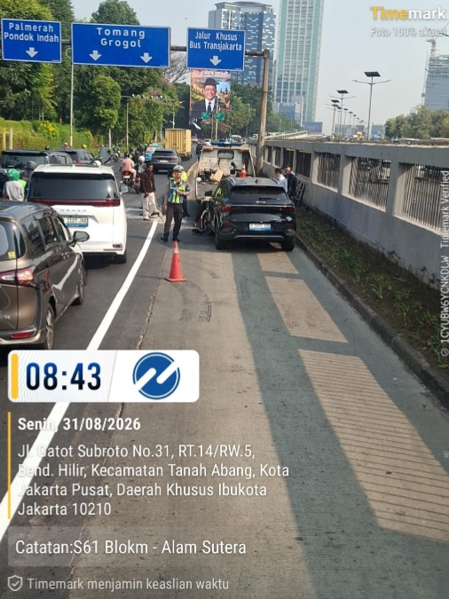 PT_Transjakarta's tweet photo. #INFOTRANSJAKARTA | Koridor 9, Rute 1W, 3F, 9A, 10H, S61 dan T31 mengalami pengalihan rute dikarenakan adanya mobil pribadi menabrak MCB di sekitar Halte Petamburan. Sementara arah Pluit tidak melayani Halte Petamburan. Pantau informasi terkini layanan Transjakarta melalui X: pt_transjakarta, instagram: infotije, pt_transjakarta ataupun aplikasi TJ:Transjakarta. Mari kita #JagaJakarta #Koridor9 #Rute1W #Rute3F #Rute9A #Rute10H #RuteS61 #RuteT31