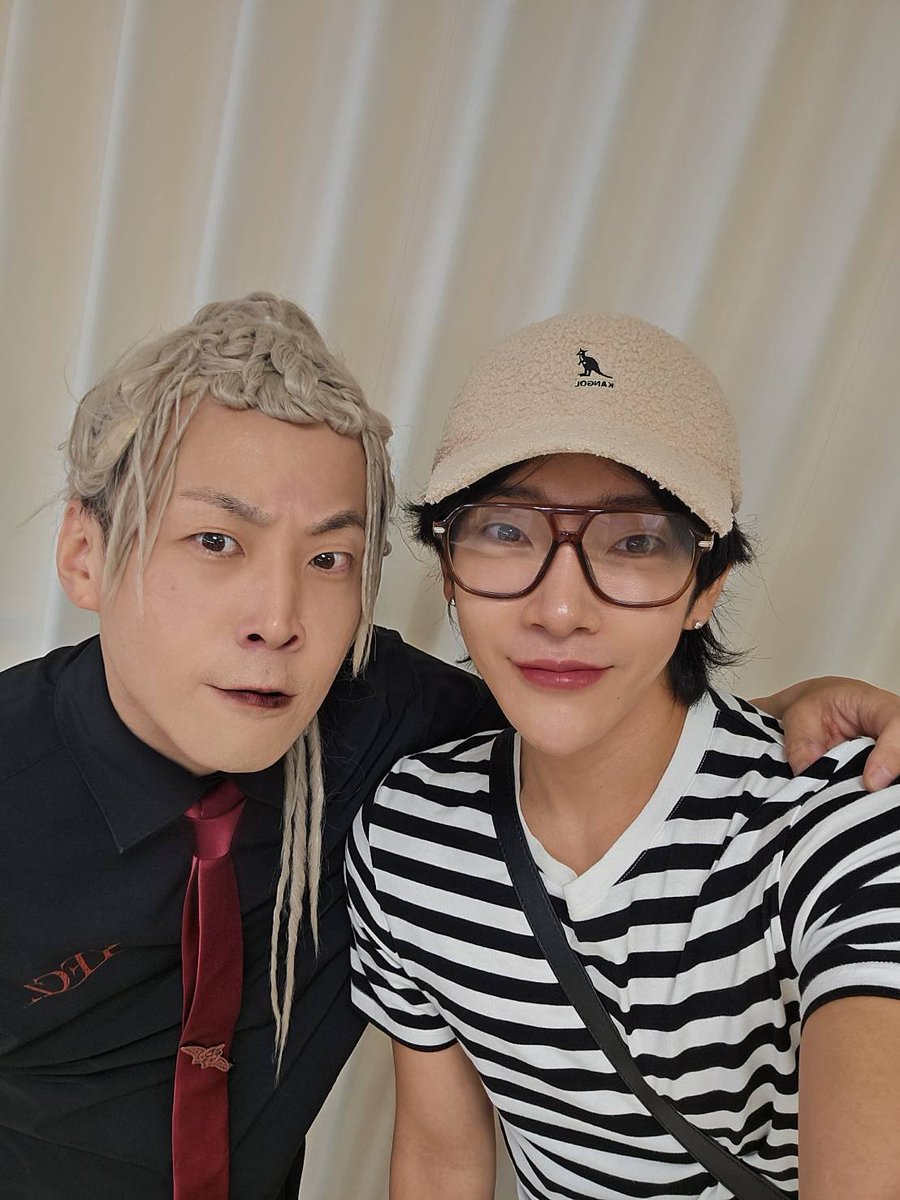HIDEHIRO_drums's tweet photo. ユナク(超新星) @chyh1202 が「GACKT魔王シンフォニーツアーファイナル大阪公演」を観に来てくれました！！
彼とは出会って早10数年。
ずっと俺のドラムプレイとお馬鹿キャラを気に入ってくれて、公私ともに仲良くさせて頂いてます。✨️
もともとユナクはGACKTさんの大ファンということもあり、今回とても良い機会になりました。🤝🔥
ガクさんも超喜んでくれてたし、YFCzメンバーともすぐに意気投合してました。
またYFCzのワールドツアーで韓国にも行きたいな。🇰🇷🛬
出会いと繋がりに感謝！！
#GACKT #魔王シンフォニー #ユナク #超新星