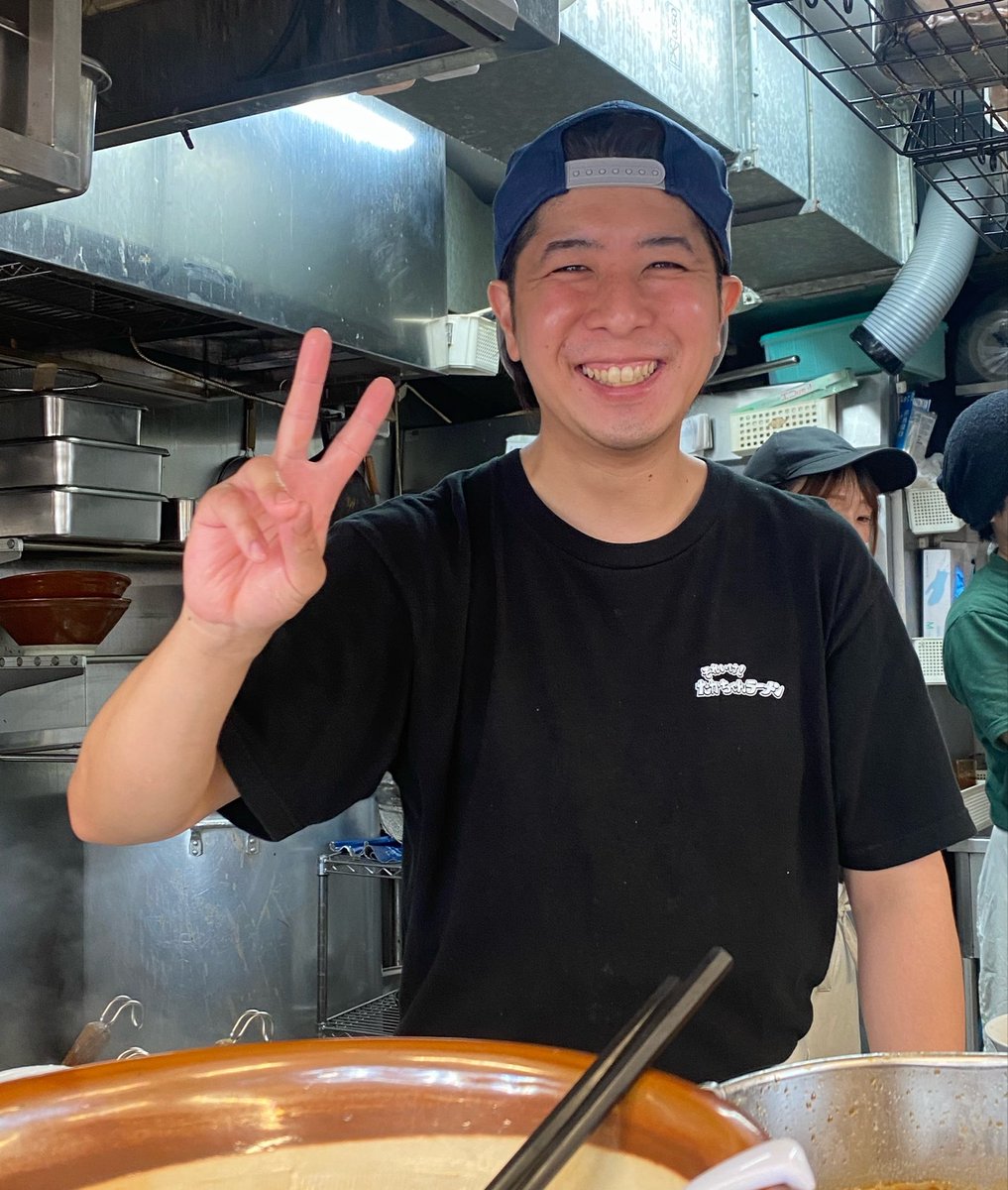 choco12chocoo04's tweet photo. それいけ！たかちゃんラーメン古河本店

それいけ！あっちゃんラーメン、麺増し3

あつしくんによる｢あっちゃんラーメン｣🤤
600gの細麺、噛み応えあるパツパツ系😋
スープは豚と鶏の風味と程よい塩味で😋
ソッコーで無くなって
本日も美味しく頂き
ありがとうのご馳走様でしたぁ🎶😋✨ https://t.co/FvjIA8a1Qo
