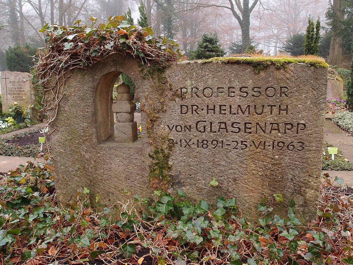 AndreBuchheim's tweet photo. #NachtGedanken #NightPhilosophy
#ProhibitionsPartyDresden
#Religionen #Perennialismus #Vielfalt
#Panentheismus #EinsSein #Harmonie
Helmuth von Glasenapp (1891-1963)
"Der Sternhimmel als solcher ist eine Realität, die von jedem festgestellt werden kann, die einzelnen Sternbilder, zu welchen sich die Fixsterne ordnen, sind hingegen bei den Indern und Chinesen andere als bei den Völkern des Westens; denn die Ausdeutung derselben beruht auf abweichenden mythologischen Vorstellungen und auf einer verschiedenen Tradition und Übereinkunft.
Jede Religion trägt als eine Gesamtheit von Glaubensüberzeugungen, Gefühlen, Neigungen, in der Phantasie befriedigten Glückseligkeitstrieben, ethischen Normen und kultischen Vorstellungen bei verschiedenen Menschen und Menschengruppen ein so mannigfaches Gepräge, daß sich in betreff konkreter Einzelheiten kein Consensus gentium feststellen läßt. Das Faktum, daß die eine Hälfte der Menschheit an einen persönlichen Weltenherrn glaubt, der alles Geschehen lenkt, die andere den Weltprozeß nach immanenten Gesetzen vor sich gehen läßt, daß über das Vorhandensein oder Nichtvorhandensein von unsterblichen Seelen und eine Vergeltung nach dem Tode sowie über das Wie einer Schuld und Sühne alles Bösen die verschiedensten Meinungen bestehen, daß die Ansichten über die Methoden und Wege zum Heil aufs stärkste voneinander abweichen und die Vorstellungen über die der Verehrung würdigen Personen und Sachen völlig divergieren, lehrt tausendfältig, daß keine konkrete religiöse Einzelanschauung den Anspruch auf allgemeine Geltung erheben kann, Jeder kann von seinem Glauben wohl sagen, daß er ihn für den besten und allein wahren hält, es gehört aber ein hoher Grad ungerechtfertigter Überheblichkeit dazu, ihn für das Maß aller Dinge zu erklären und alle, die anderer Meinung sind, für verblendete Toren zu halten. ...
Höhe und Wert aller Erkenntnis bestimmt sich nach dem Grade der Breite, mit der sie die Mannigfaltigkeit der Phänomene umfaßt, und der Tiefe, mit der sie bis zu den Hintergründen vorzudringen vermag. Das gilt nicht zuletzt von der Beschäftigung mit den Religionen der Menschheit. Je mehr sich jemand in das Wesen einer jeden von ihnen hineinversetzt, desto mehr wird er sich von unfruchtbarem Streit fernhalten und dem Wort von Dschingis Khans Enkel Mangu (Mönke) beipflichten, der zu dem christlichen Mönche Rubruk sagte, als dieser ihn bekehren wollte: »Wie Gott der Hand verschiedene Finger gegeben hat, so gab er dem Menschen verschiedene Wege.« Die fünf großen Religionen sind in der Tat den fünf Fingern einer Hand vergleichbar, die voneinander verschieden und selbständig je ihre eigene Wesenart und ihre besonderen Aufgaben haben, gleichwohl aber Teile eines Ganzen ausmachen und als verschiedene Ausdrucksformen der Idee einer sittlichen Weltordnung und einer metaphysischen Wirklichkeit zusammengehören.
Der versöhnliche Geist, der jeden wahrhaftigen Wahrheitssucher beseelen soll, findet eine angemessene Erläuterung in den Worten eines VedantaTextes (Gaua-pûrnânanda Cakravartin »Tartva-muktâvalî« 67), der die Quintessenz aller Erkenntnisse zusammenfaßt, indem er die beiden großen Grundanschauungen der Religionen als gleichberechtigte Verkörperungen der metaphysischen Wirklichkeit nebeneinanderstellt: die Lehre der indischen und chinesischen Theisten, des Christentums und des Islâm, welche einen von der Welt und den Einzelwesen verschiedenen Gott annehmen, und die Lehre der Vedantins, Mahayana-Buddhisten, Taoisten und westlichen Mystiker, für welche allen den vielfältigen Erscheinungen eine letzte Einheit zugrunde liegt. Die Strophe lautet in freier Nachbildung:
»Verschiedenheit und Einheit — beide Wege lehren
Die heil'gen Schriften, die seit alters stehn in Ehren.
Ein jeder muß für sich das Wahre selber finden.
Dann mag er's, frei von Streit, auch anderen verkünden.«"
zitiert aus: "Die Religionen der Menschheit. Ihre Gegensätze und ihre Übereinstimmungen", Verlag Wilhelm Frick, Wien 1954.