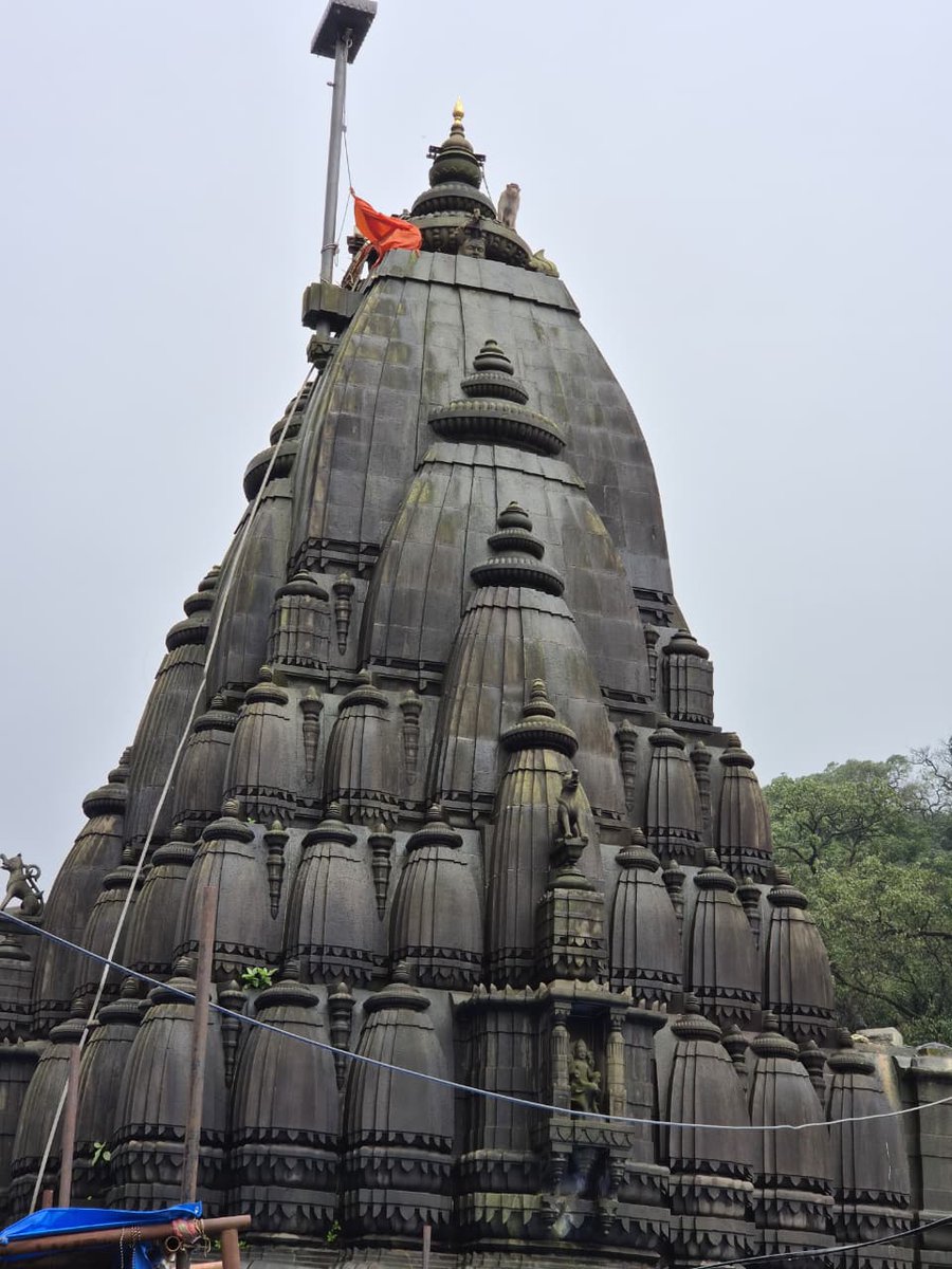 IndiaPostOffice's tweet photo. महाराष्ट्र के सह्याद्रि पर्वतों की सुरम्य वादियों में स्थित श्री भीमाशंकर ज्योतिर्लिंग, 12 ज्योतिर्लिंगों में छठा ज्योतिर्लिंग माना जाता है।

पौराणिक मान्यता के अनुसार, भगवान शिव ने भीम नामक राक्षस का संहार कर अपने भक्तों की रक्षा की और यहीं ज्योतिर्लिंग स्वरूप में विराजमान हुए।

आस्था, अध्यात्म और प्रकृति का अद्भुत संगम—श्री भीमाशंकर धाम आज भी करोड़ों श्रद्धालुओं की अटूट आस्था का केंद्र है।

हमारे डाक कर्मी भीमाशंकर मंदिर परिसर में उपस्थित श्रद्धालुओं को आवश्यक डाक सेवाएं उपलब्ध कराने के साथ उनके यात्रा अनुभव को सुगम, सरल और सुविधाजनक बनाने में निरंतर जुटे हैं।

सेवा, सुविधा और विश्वास- भारतीय डाक हर कदम पर आपके साथ।

भीमाशंकर ज्योतिर्लिंग धाम में डाक विभाग के स्टॉल पर श्रद्धालुओं को AePS के माध्यम से आधार से सुरक्षित रूप से पैसे निकालने की सुविधा उपलब्ध कराई जा रही है। साथ ही, Postal Life Insurance एवं Rural Postal Life Insurance जैसी बीमा सेवाओं की जानकारी भी श्रद्धालुओं तक पहुँचाई जा रही है।

भीमाशंकर ज्योतिर्लिंग धाम में आने वाले श्रद्धालुओं को कैश की कमी के कारण किसी प्रकार की असुविधा न हो, इसके लिए भारतीय डाक की ओर से मंदिर के आसपास की दुकानों पर DakPay QR की सुविधा उपलब्ध कराई गई है।

अब श्रद्धालु आसानी से डिजिटल भुगतान कर सकें और अपनी यात्रा को बना सकें और भी सुगम।

#IndiaPost #Bhimashankar #Jyotirlinga #PublicService #DakSewa #JanSewa

@cpmgmaharashtra