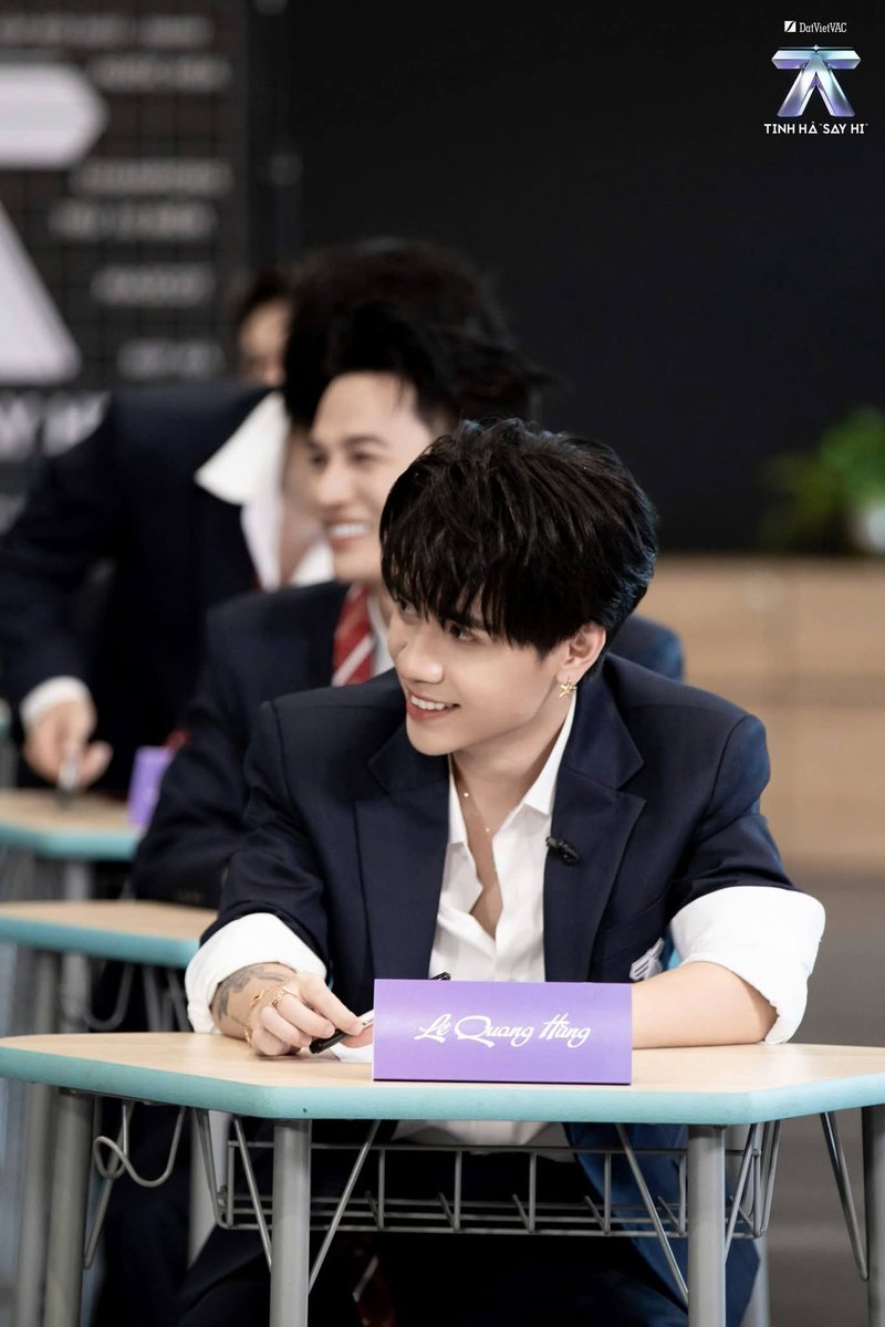realQuangHung's tweet photo. Nhập học kì 2, ngoài trumtruong thì tongtai còn kiêm luôn tổ trưởng ✨
#QuangHungMasterD #MasterDEntertainment #QuangHungMasterDTinhHaSayHi https://t.co/uCz7pmgjHt